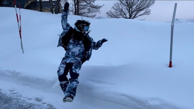 ジュンペイさんのインスタグラム写真 - (ジュンペイInstagram)「. スキー場とか行ったら . こーゆーふかふかの雪にダイブしたくなるよね . 思いっきり飛び込んで「バフっ」ってしたくなるよね . そう思ってる人も少なくない筈 . いわゆる「雪バフ」 . でも、気をつけてね . ふかふかだと思いきや . 中に大きな石の塊があったり . 木の枝が飛び出てたり . やから、飛び込む前はちゃんとふかふかしてるか . そこに何も無いか確認しよう . この時も友達が確認してくれた後に飛び込みました . が、しかし . 石の塊や木の枝は無かったけど . 無かったけど… . 逆にホンマに何も無かった . まさかの地面も無くて地の底に落ちていきましたw . 奇跡的に雪の中で回転出来て足から着地出来たけど . リアルに危なかったやつでした . 雪には無闇に飛び込んじゃいけないと勉強出来ました . ちなみにカメラの角度的にポールがある所に飛び込んでるよーに見えるけど . ちゃんとポールの位置は確認して、その場所は避けて飛び込みました . が、範囲が広がってた模様です😂 . #スノーボード #snowboarding #스노보드 #雪バフ #Snowangel #スノボ男子 #むしろ中年 #ロッテアライリゾート」2月1日 23時13分 - kk_jayp