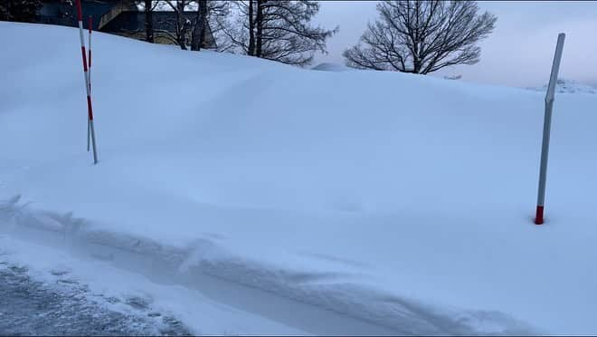 ジュンペイのインスタグラム：「. スキー場とか行ったら . こーゆーふかふかの雪にダイブしたくなるよね . 思いっきり飛び込んで「バフっ」ってしたくなるよね . そう思ってる人も少なくない筈 . いわゆる「雪バフ」 . でも、気をつけてね . ふかふかだと思いきや . 中に大きな石の塊があったり . 木の枝が飛び出てたり . やから、飛び込む前はちゃんとふかふかしてるか . そこに何も無いか確認しよう . この時も友達が確認してくれた後に飛び込みました . が、しかし . 石の塊や木の枝は無かったけど . 無かったけど… . 逆にホンマに何も無かった . まさかの地面も無くて地の底に落ちていきましたw . 奇跡的に雪の中で回転出来て足から着地出来たけど . リアルに危なかったやつでした . 雪には無闇に飛び込んじゃいけないと勉強出来ました . ちなみにカメラの角度的にポールがある所に飛び込んでるよーに見えるけど . ちゃんとポールの位置は確認して、その場所は避けて飛び込みました . が、範囲が広がってた模様です😂 . #スノーボード #snowboarding #스노보드 #雪バフ #Snowangel #スノボ男子 #むしろ中年 #ロッテアライリゾート」