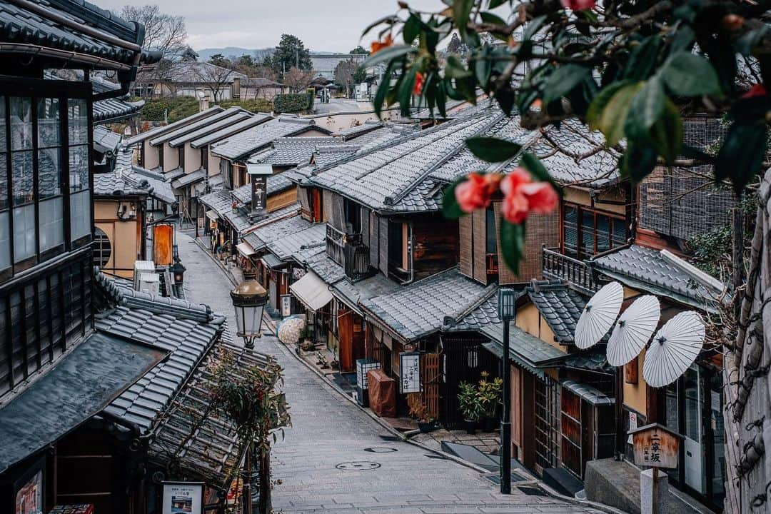 京都いいとこフォトさんのインスタグラム写真 - (京都いいとこフォトInstagram)「. おみやげ屋さんやお食事処が軒を連ねる二寧坂。 一刻も早くコロナが終息し、 再び人々が行き交うようになって欲しいものです。 . Nineizaka is lined with souvenir shops and restaurants. .  Date : 2021.2.1 Location : #二寧坂 #Ninenzaka Photo : @kohei713 .」2月1日 23時15分 - kyoto_iitoko