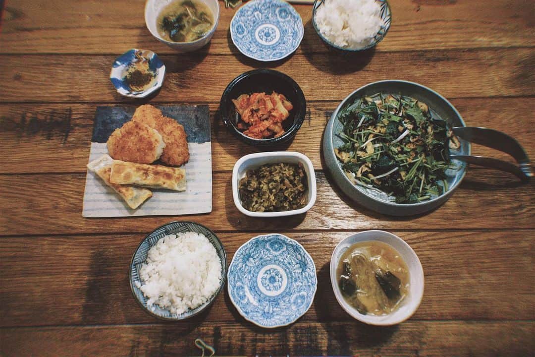 のインスタグラム：「【#blendakitchen 】 A photo of my dinner from some time ago... ㅤ ✔︎リーフとひじきとフライドオニオンのサラダ ✔︎エビ餃子 ✔︎白身魚のフライ ✔︎キムチ ✔︎シソの実の漬物 ✔︎お味噌汁」