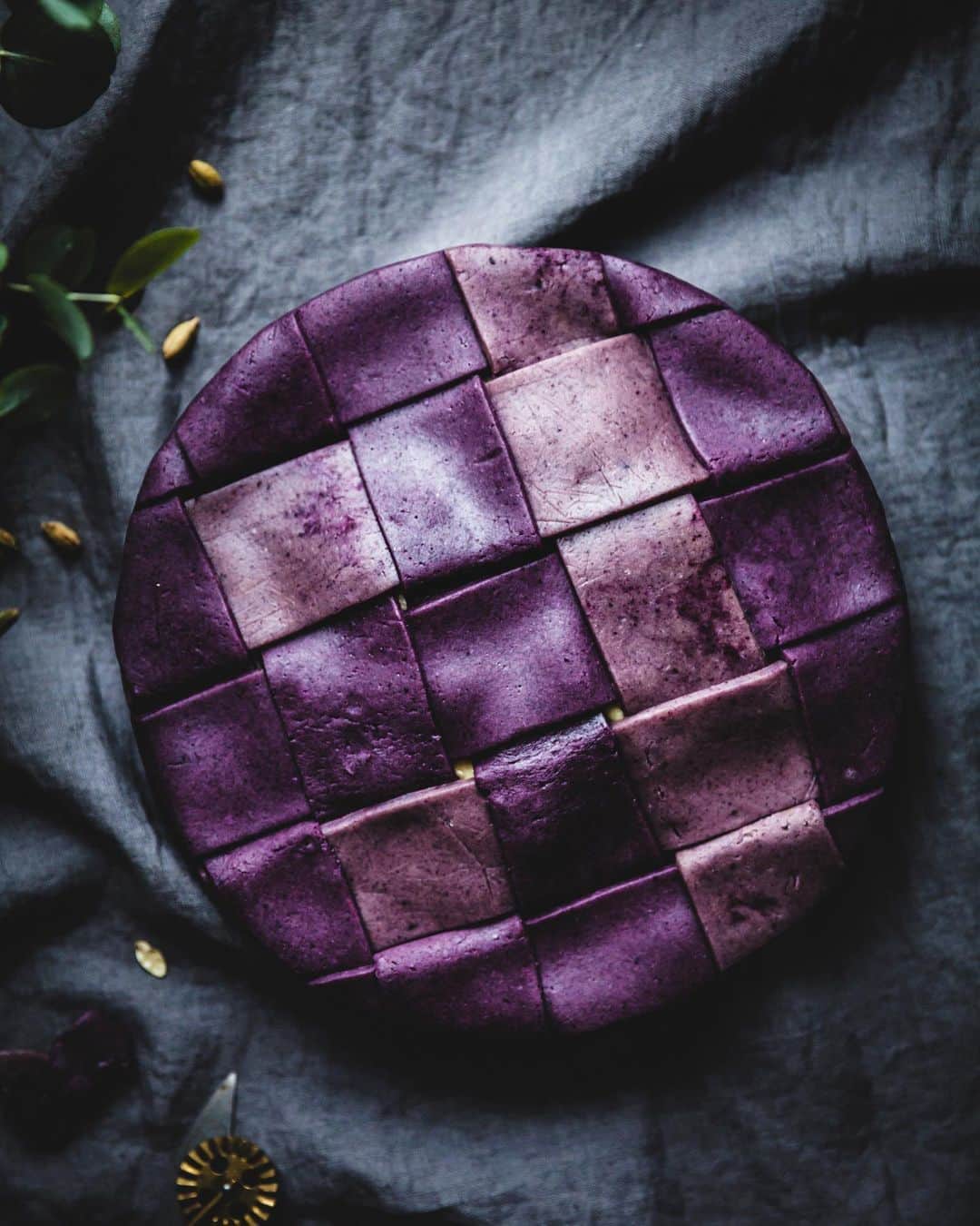 Linda Lomelinoのインスタグラム：「I can’t believe it’s February already! Honestly, January was a bit of a blur and I’m not sure what I even did for the last 31 days 😂 Since I still haven’t baked anything this year, I’m sharing this Apple pie with a purple blueberry crust with you today 💜 You can find the link to the recipe in my profile!  #applepie #foodphotography #purplefood #purplepie」