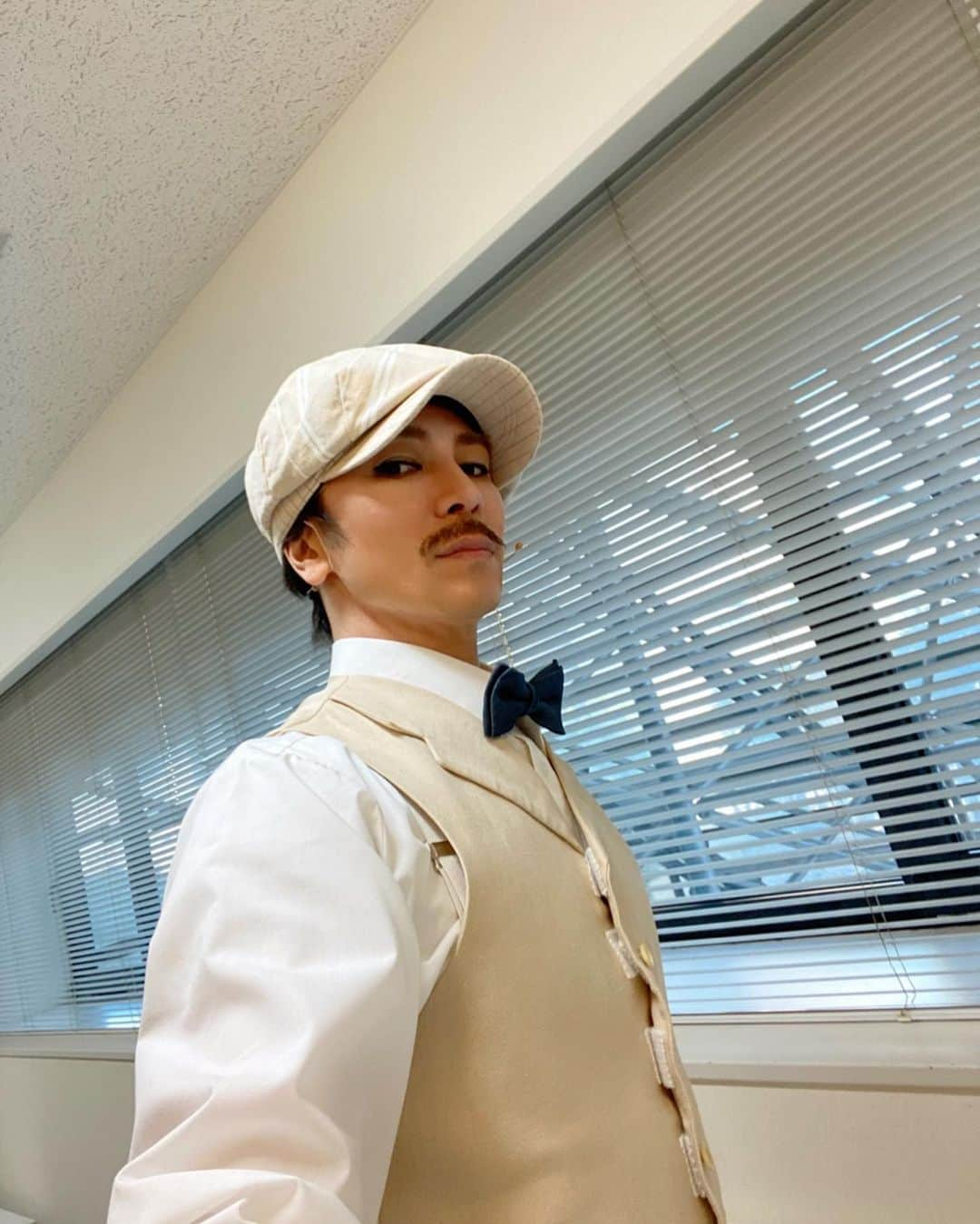 武田真治さんのインスタグラム写真 - (武田真治Instagram)「2021.1.31.ミュージカル『#パレード』東京公演千秋楽でした。今回はコロナ→インフルエンザで前半休演してしまいました。僕の出演を楽しみにして下さっていた皆様、いつかこの借りは返させて下さいね！！ 　終演直後には、演出の森新太郎さんとキャスト全員で、こじんまりと一本締め👏 　僕の休演中、クレイグ役を見事に務めてくれたスウィングの#田川景一 さんが楽屋を訪ねてくれました！ スウィングとは、なにかあった時のために、すべての役のセリフがいつでも言えて、すべての唄がいつでも唄えて踊れるよう、誰よりも稽古場に通う現場のヒーロー🚀 本当にありがとうございました。 　『パレード』のパレードはまだ続きます！（笑） 大阪公演2月4日~8日、愛知公演2月13日~14日、富山公演2月20日~21日。劇場でお待ちしております！ #武田真治」2月1日 23時20分 - shinji.takeda