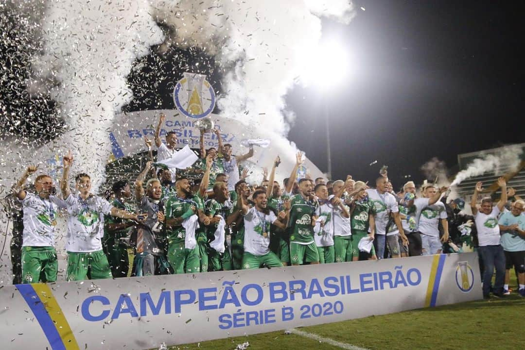 サッカー ブラジル代表チームさんのインスタグラム写真 - (サッカー ブラジル代表チームInstagram)「Fim de semana com CINCO CAMPEÕES em competições da CBF: @chapecoensereal 🏆 @brasileiraob @napolicacadorense 🏆 Brasileirão Feminino A-2 @vilanovafc 🏆 Série C @cearasc 🏆 Brasileirão de Aspirantes @saopaulofc 🏆 Copa do Brasil Sub-17」2月1日 23時22分 - cbf_futebol