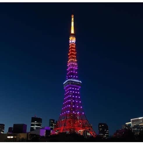 宮崎文子のインスタグラム：「#0201@ Roppongi   3年前の1月31日。 最終便でついた六本木の交差点では 行き交う人々が煌めくネオンの中で光る ブラッディムーンに夢中だったっけ。  都会の人でも月に夢中になるんだなぁと 気持ちが解れたことを思い出します。  今の仕事の採用面接を受けて、 無事決まったのが今日だったので 月を探しに帰りにお散歩。 お気に入りの場所から1枚。  3年で何が変わったのかなと思いつつも 耳から流れる歌詞にも励まされながら 気を引き締めて頑張らねばと思うのでした。  #0201 #東京タワー」