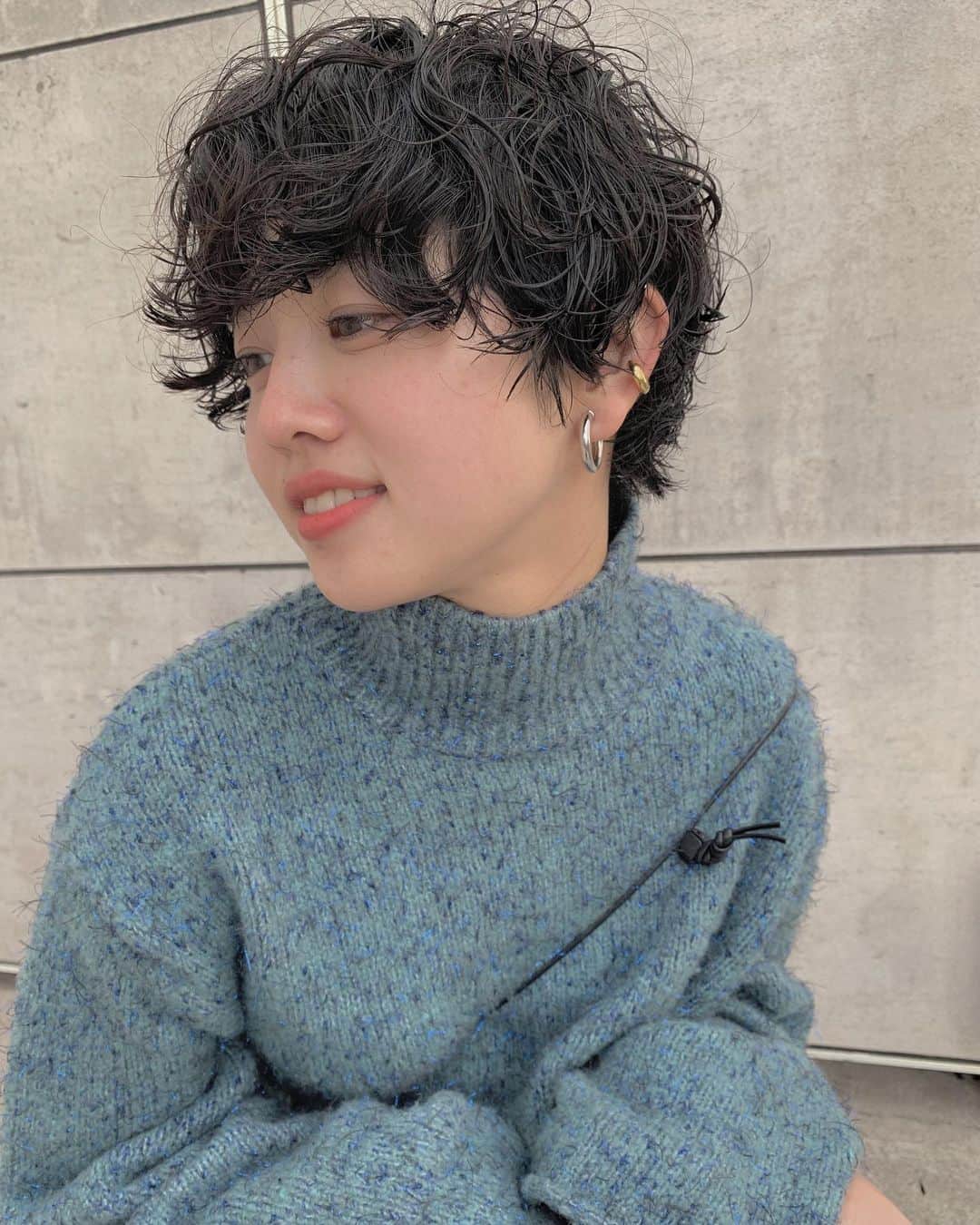 nanako itoさんのインスタグラム写真 - (nanako itoInstagram)「@naochchu の髪の毛をロングからバッサリ。 似合うのがわかっていたし切るのが楽しみだったなぁ😊 . フロントはもともとのパーマを生かしたので新たにかけたのはサイド耳周りと後ろだけ😉 . 髪の毛って不思議で、切ると本当に生まれ変わったような、なんだか新しい気持ちになる✨ . なおもそんな気持ちになってくれたみたいでわたしまで嬉しかった☺️ . 美容師になってよかったって心からまた思いました✨ .  任せてくれてありがとーう❣️」2月1日 23時28分 - nanakoro