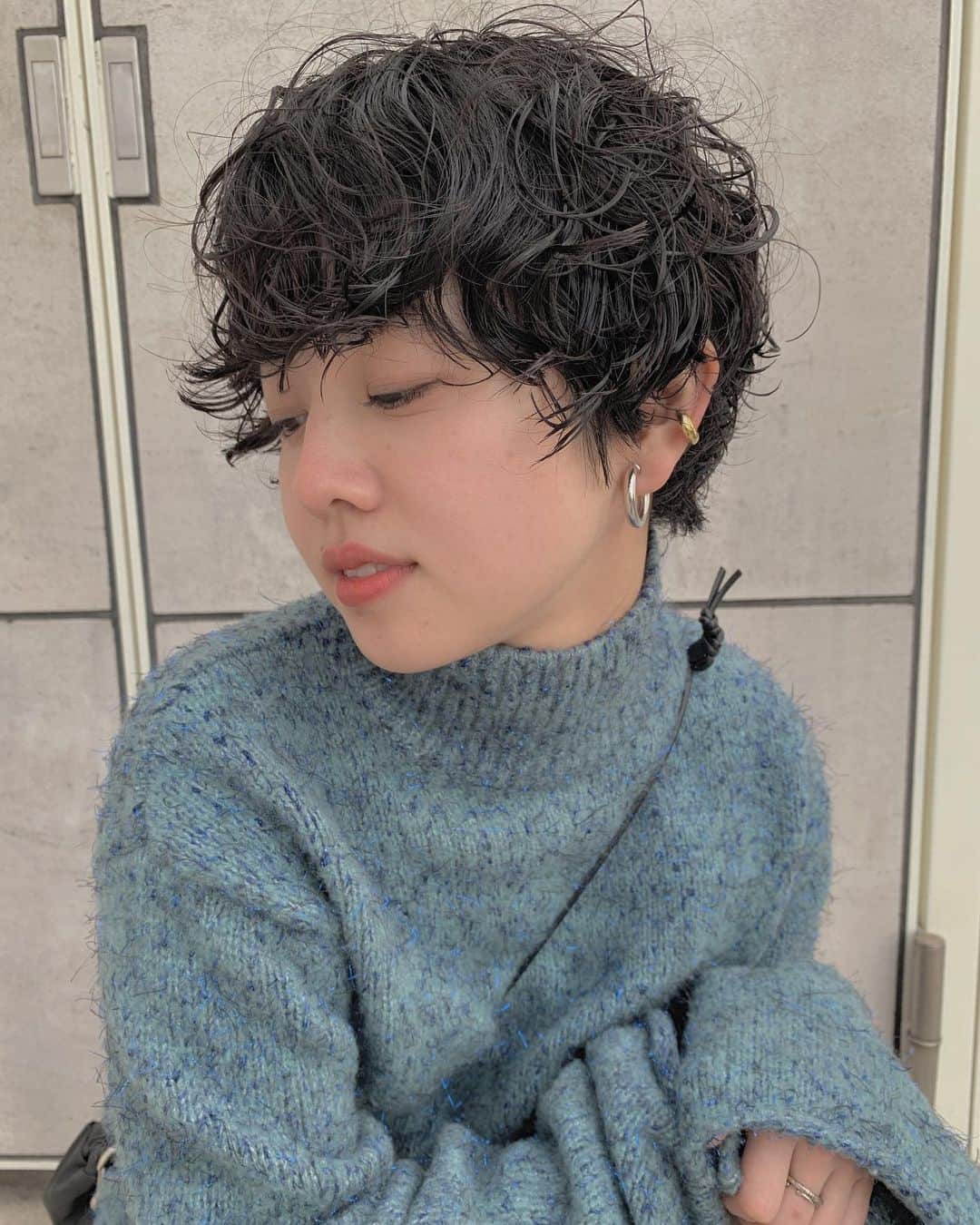 nanako itoさんのインスタグラム写真 - (nanako itoInstagram)「@naochchu の髪の毛をロングからバッサリ。 似合うのがわかっていたし切るのが楽しみだったなぁ😊 . フロントはもともとのパーマを生かしたので新たにかけたのはサイド耳周りと後ろだけ😉 . 髪の毛って不思議で、切ると本当に生まれ変わったような、なんだか新しい気持ちになる✨ . なおもそんな気持ちになってくれたみたいでわたしまで嬉しかった☺️ . 美容師になってよかったって心からまた思いました✨ .  任せてくれてありがとーう❣️」2月1日 23時28分 - nanakoro