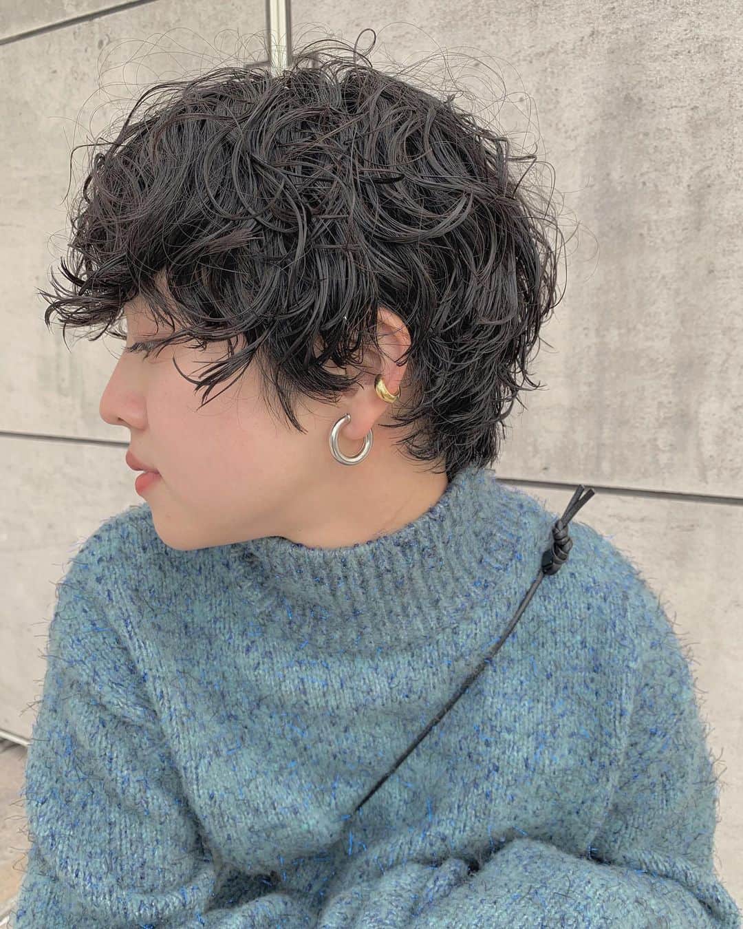 nanako itoのインスタグラム：「@naochchu の髪の毛をロングからバッサリ。 似合うのがわかっていたし切るのが楽しみだったなぁ😊 . フロントはもともとのパーマを生かしたので新たにかけたのはサイド耳周りと後ろだけ😉 . 髪の毛って不思議で、切ると本当に生まれ変わったような、なんだか新しい気持ちになる✨ . なおもそんな気持ちになってくれたみたいでわたしまで嬉しかった☺️ . 美容師になってよかったって心からまた思いました✨ .  任せてくれてありがとーう❣️」