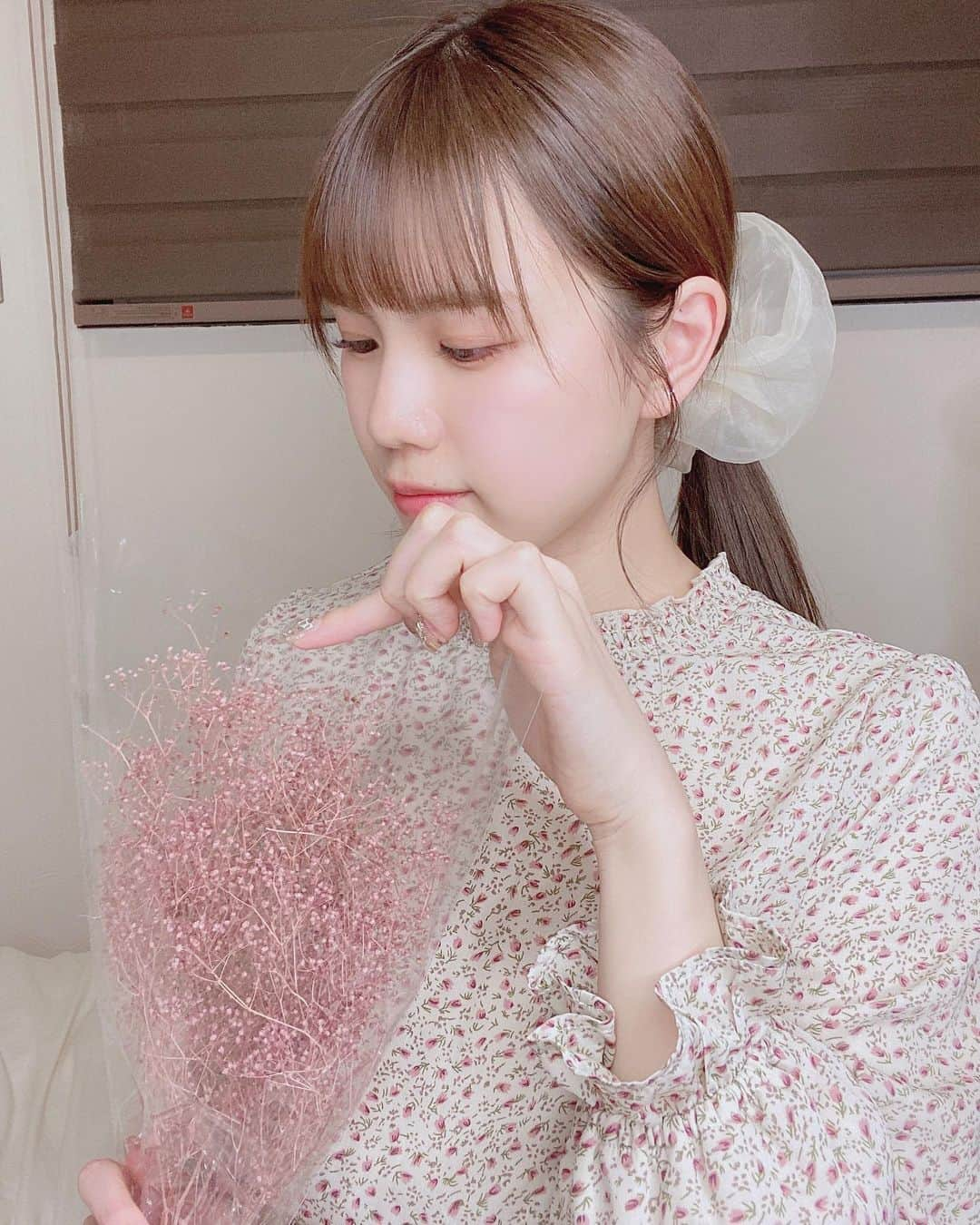 夢咲りりあのインスタグラム：「୨୧ ✿♡ #ドライフラワー #かすみ草 #かすみ草ドライフラワー #花 #花のある暮らし #ポニーテール #ポニーテール女子 #アイドル #idol」