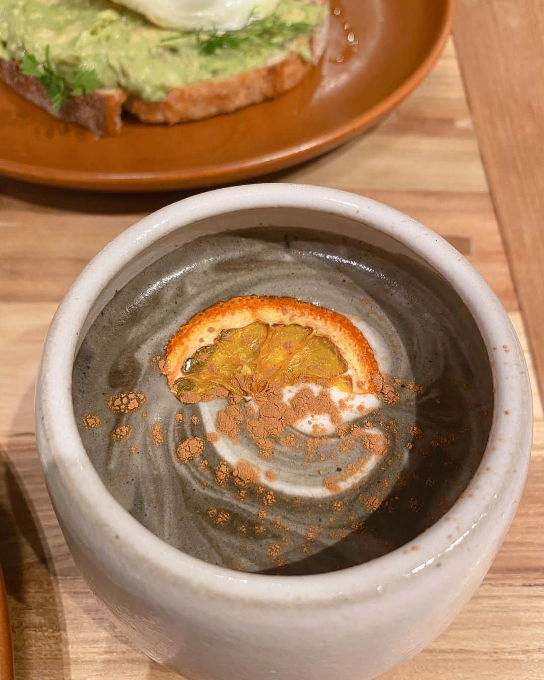 のインスタグラム：「これは前にも載せたけど WOODBERRY COFFEE ROASTERSにて！ 店内で真っ黒なラテを☕️💭 こちらは“ブラックラテバレンシア”🍊 2枚目のメニューにも書いてあるけど、デトックス効果の高いチャコール(炭)パウダーを使用したヘルシーなラテです🌿 レモンの風味も感じられる新感覚でした！ ・ 今日は#clubhouse でお話してたら投稿が遅くなってしまた…笑 すっかりこのSNSの魅力にはまってる🗣 kuumi1125 ←ぜひフォロー待ってます！ ・ #woodberrycoffeeroasters #woodberry #coffee  #炭 #コーヒー #チャコールコーヒー #渋谷カフェ #東京カフェ #かふぇ #かふぇめぐり」