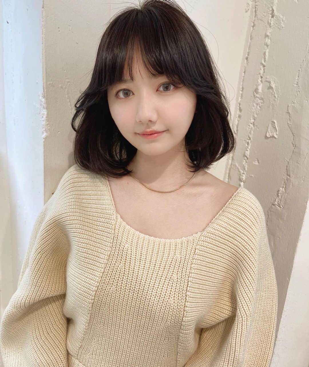 佃加菜のインスタグラム：「顔周りがふわっと流れて短めでも柔らかヘア🤍 smorky gray🤍 りかちゃんいつもありがとう🕊🤍🤍 @rikashiiki」