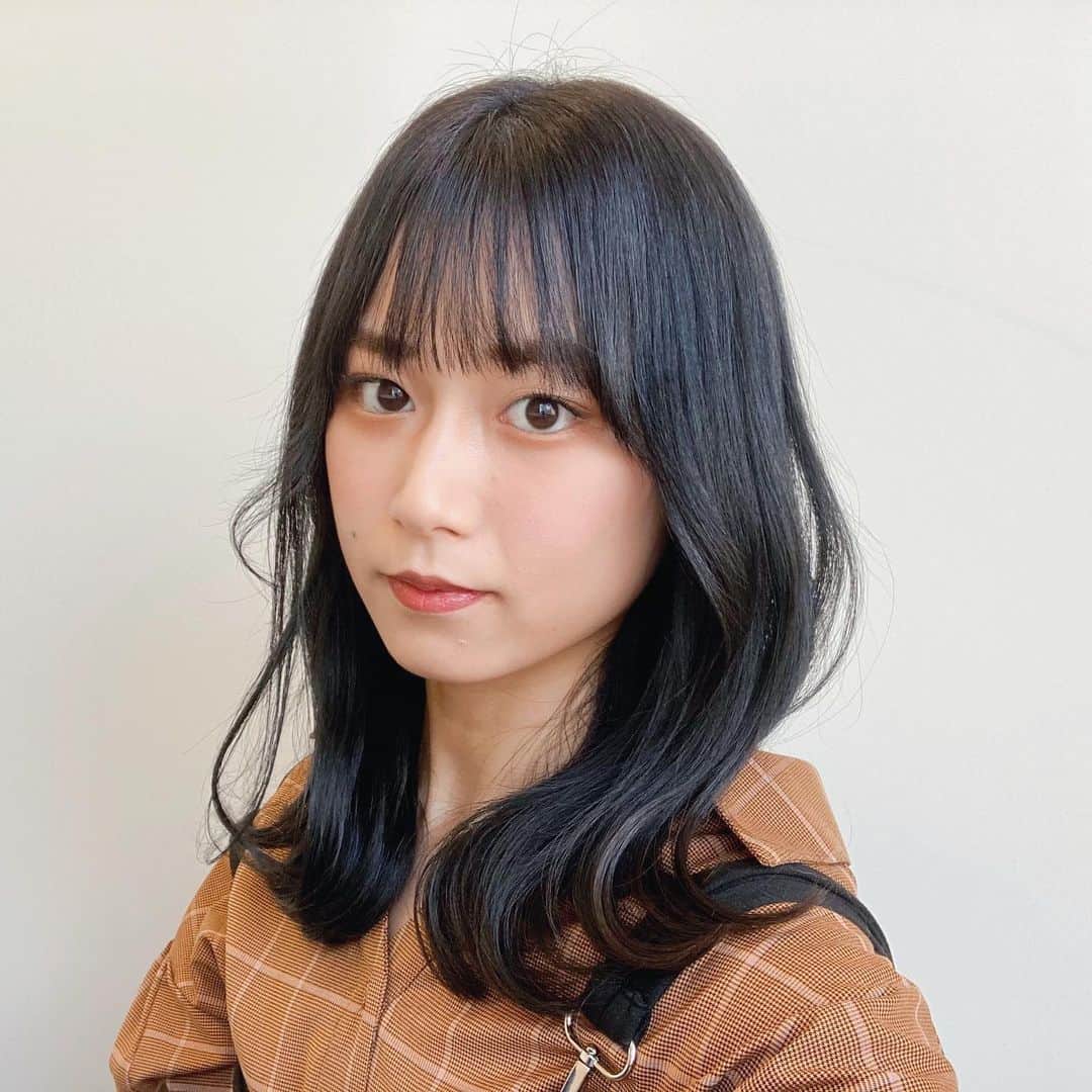 町田彩夏のインスタグラム：「hair  cut ✂️  先日、カラーとカットをshima six ginzaの大西さん(@leo__nishi )にして頂きました🌷  今回も大満足の仕上がりです！！！  毛先を4センチぐらい切って、量も減らしてもらったのでヘアケアがめちゃくちゃ楽になりました😭  韓国っぽヘアセットも教えてもらったので、早速38ミリのコテを買って練習してます🦚  #haircut #haircolor #shimasixginza #shima #春ヘア」