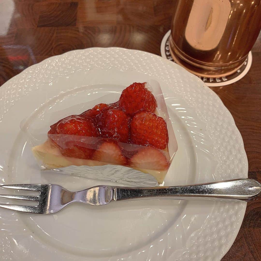 平田詩奈のインスタグラム：「チーズケーキ×いちご🍓﻿ ﻿ さいこうの組み合わせ🤍」