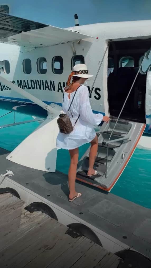 バーボラ・コディトヴァのインスタグラム：「Boarding our seaplane at @movenpickkuredhivarumaldives ✈️」