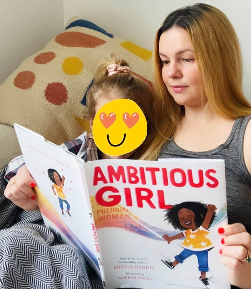 アンバー・タンブリンさんのインスタグラム写真 - (アンバー・タンブリンInstagram)「I love reading this book by my brilliant friend @meena and illustrated by @marissaarts to my daughter. Out now wherever books are sold! #AmbitiousGirl」2月1日 23時33分 - amberrosetamblyn