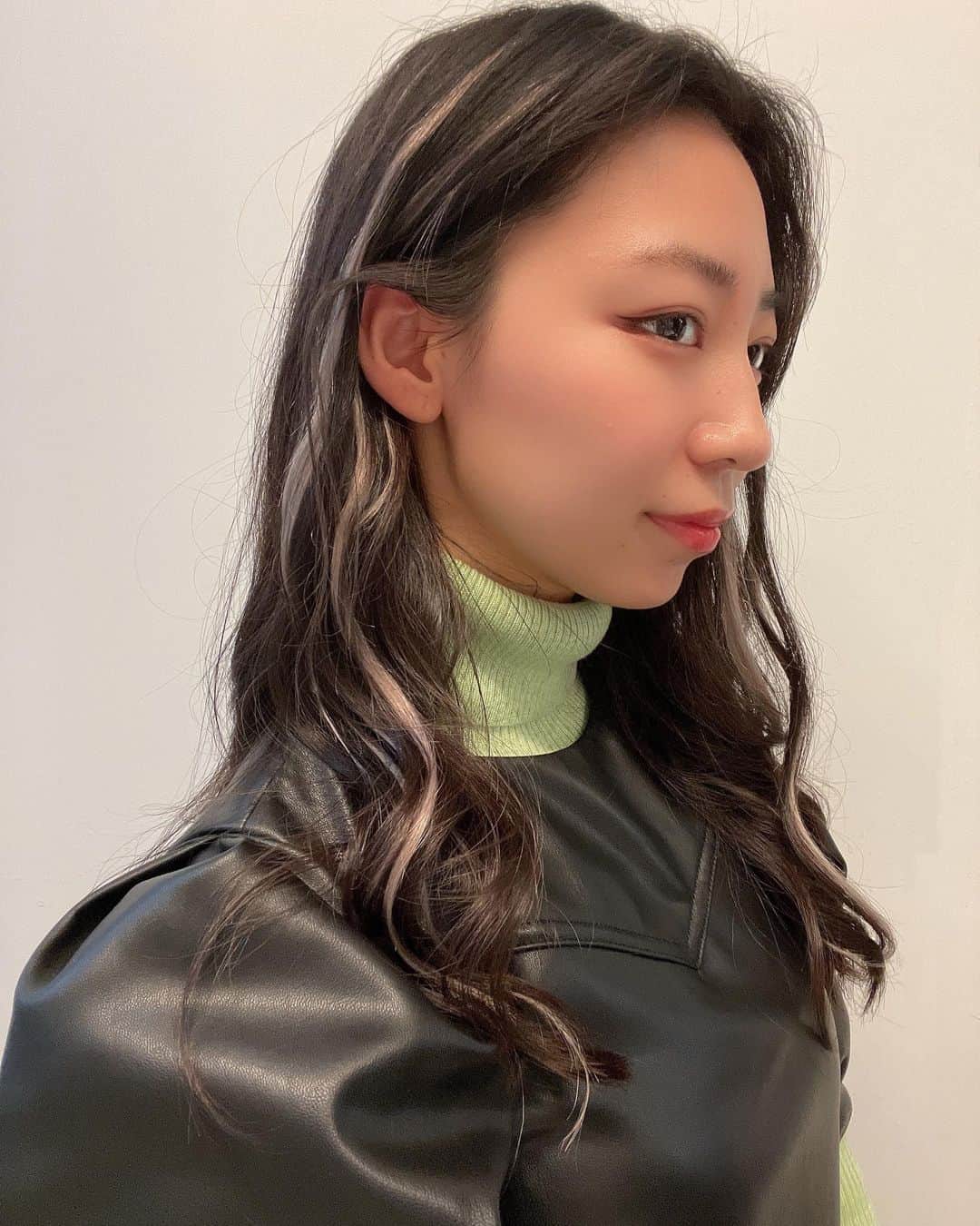 鈴木海那さんのインスタグラム写真 - (鈴木海那Instagram)「髪の毛は染めたのではなく、こちらエクステなんです‼️  初エクステ、ドキドキしたけどとっても可愛い💖💖  シールタイプなので簡単にオフできちゃいます👌 毎日お手入れをして約1ヶ月半〜2ヶ月ぐらい保つらしい😳 私はメッシュっぽくしたくて、表面10本つけてもらいました🖐🏻🖐🏻✨  目立たせたい時はエクステを前に出してあげたりするとまた雰囲気も変わってくるよ🔄👀  少しイメチェンしたいときとかお勧めです🌈🎶  #エクステ #シールエクステ #メッシュ #ヘアカラー #イメチェン #簡単ヘアアレンジ #美容室 #オシャレさんと繋がりたい #おしゃれさんと繋がりたい #お洒落さんと繋がりたい」2月1日 23時33分 - suzuki_miina