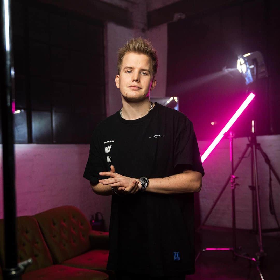 Kayefのインスタグラム：「Am FREITAG gibt‘s endlich meine neue Single #2UhrNachts überall im Streaming 🤘🏼🔥 Ich zähle auf euren Support ❤️」