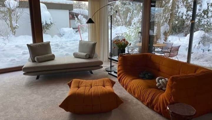 Ligne Rosetのインスタグラム：「Snowed in? No problem. ⁠ ⁠ @christianwernerdesign’s Prado sofa and a rich orange Togo bring plenty of warmth to this modern living room, even in the depths of winter.⁠ ⁠ 📸: @Stromtan ⁠ ⁠ ⁠ ⁠ ⁠」