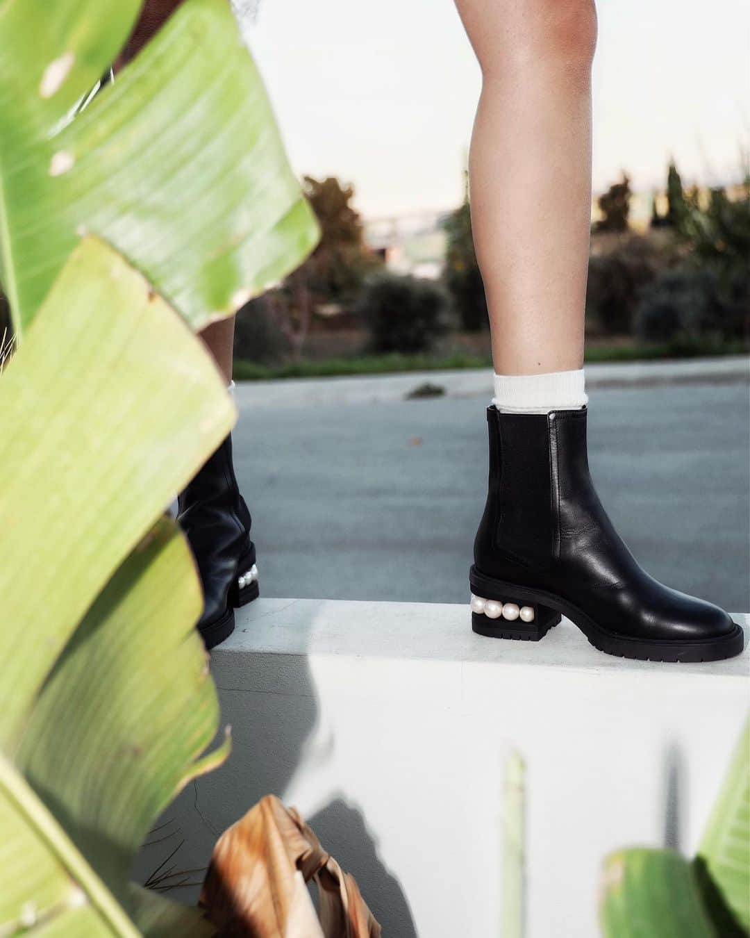 ニコラス カークウッドのインスタグラム：「Perfect for everyday essentials – discover our Casati Chelsea Boots in black. Available now through the link in bio or at Nicholaskirkwood.com #MyKirkwoods #Nicholaskirkwood #SS21」