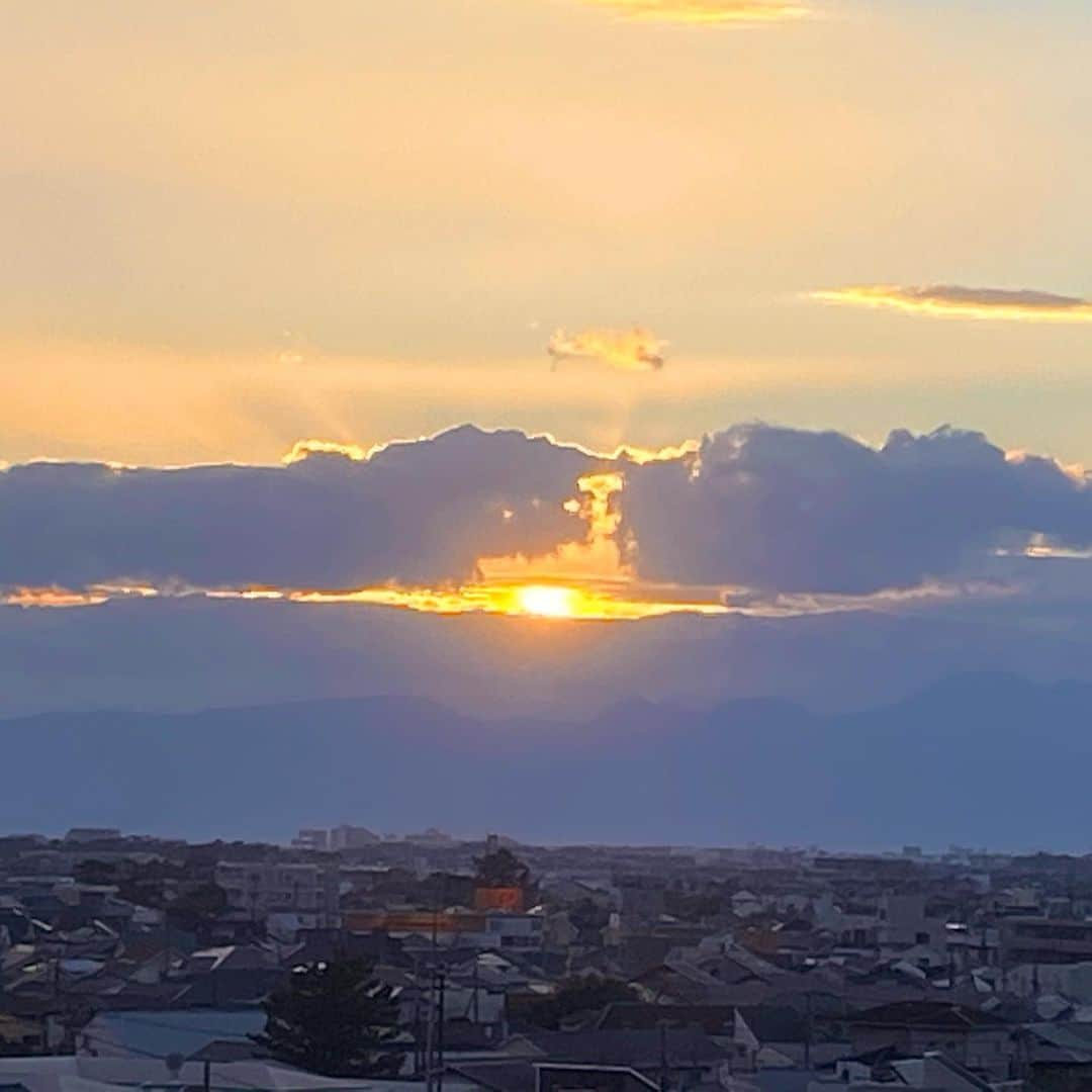 小桜舞子のインスタグラム：「歌の練習をしていたら、雲の切れ目から綺麗な夕日が見えました。  先ほど載せた変わった雲… 私が「鳥のササミが２枚」と書いた写真のお話ですが 皆さんからいただいたコメントには フランスパン、コッペパン、私と同じくササミ、 小さなナイフ、ちくわぶ、笹かま、雲のじゅうたん ばかうけ（お菓子）、などなど。 食べ物系に見えた方が多かったようです。 コメントを書いてくださった皆さん、ありがとうございました！🥰  ちなみに  歌の練習帰りに買ったのは、ササミではなく豚バラ。 何を作ろうとしているのかは、明日のお楽しみです♪☺️  #小桜舞子 #2月1日 #空 #夕日 #雲」