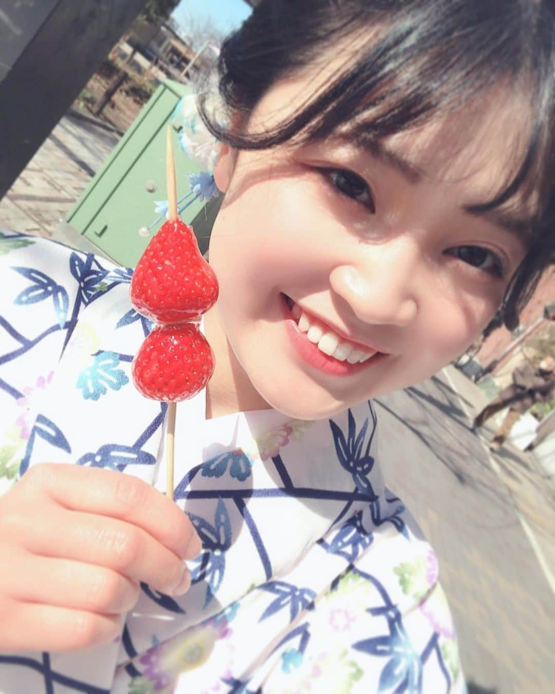 大野 一二三のインスタグラム：「浅草食べ歩き🍓‪🍦‬🍡  #浅草 #浅草グルメ #いちご飴 #芋ようかんソフトクリーム #いちごと抹茶のお団子 (自撮り忘れてた) #アイドル #撮影会 #デート気分」