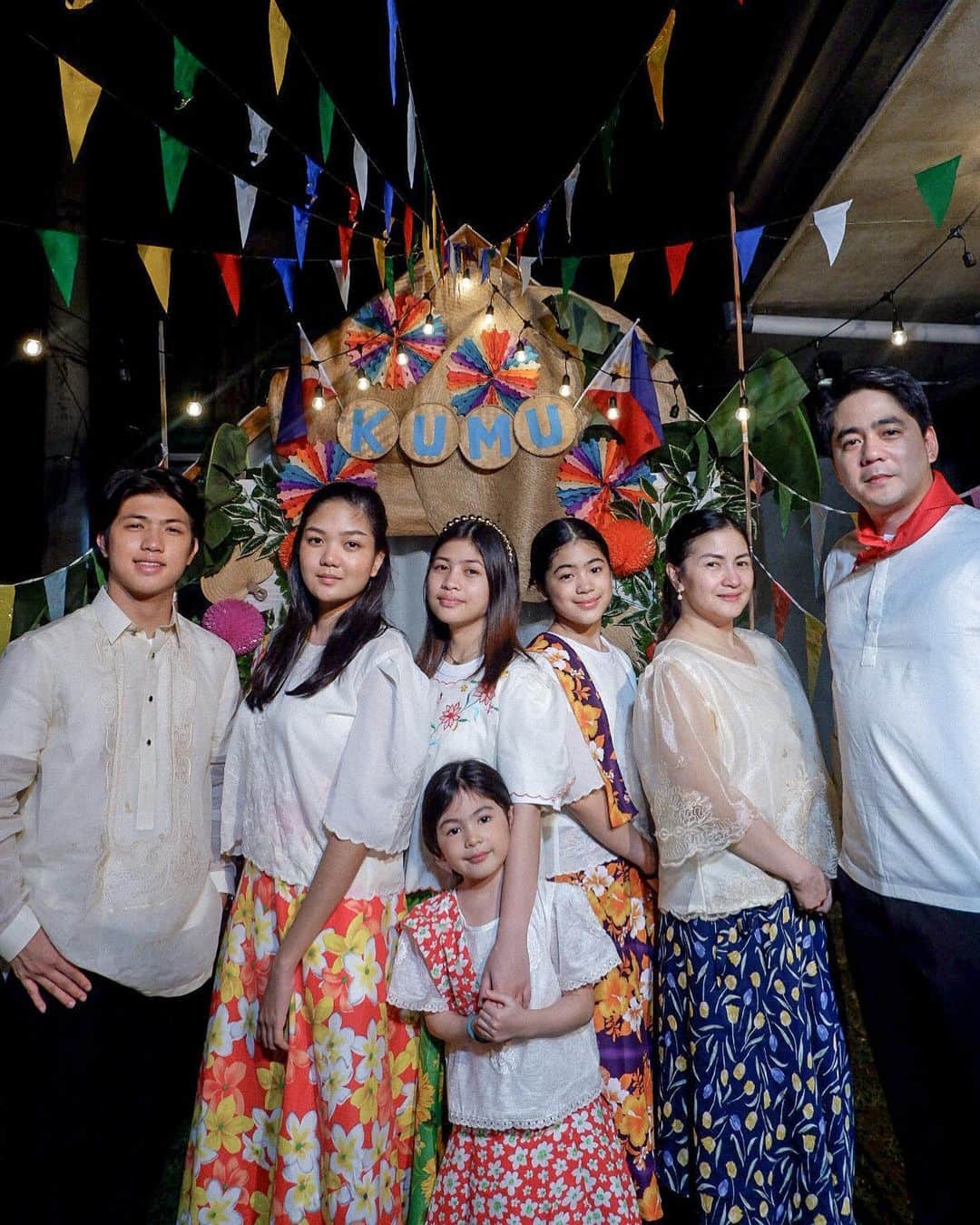 Ranz Kyleのインスタグラム：「Pamilya all dressed up for our Pinoy fiesta at home!! 🇵🇭 speaking tagalog vlog challenge p2 now up on yt! #family #filipino」