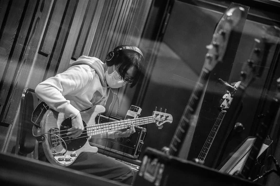 ハマ・オカモトさんのインスタグラム写真 - (ハマ・オカモトInstagram)「近影です。 元気に弾いてます。 Photo by @kisekimichiko」2月1日 23時51分 - hama_okamoto