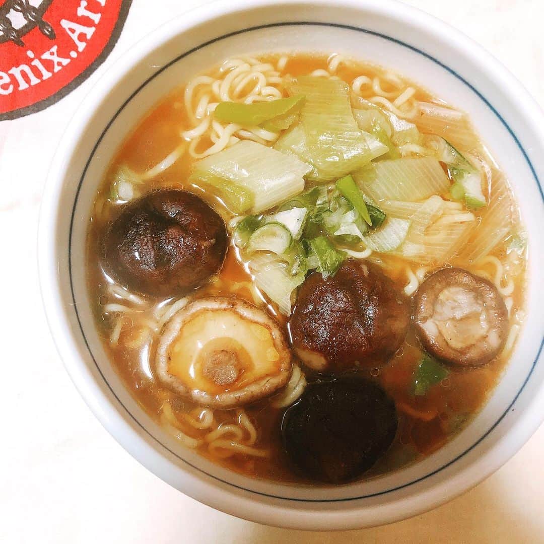 吉岡麻由子のインスタグラム：「#深夜麺#🍜 #椎茸ラーメン  #醤油ラーメン#袋麺  いいんだ。夜も深いけど。食べるんです。 椎茸、業務スーパーで売ってる冷凍のやつ😆 小ぶりだけど肉厚で旨い#😋 安い！保存きく！ オススメですー。 #業務スーパーにハマり中  #椎茸#長ねぎ#ラーメン #胡麻油」