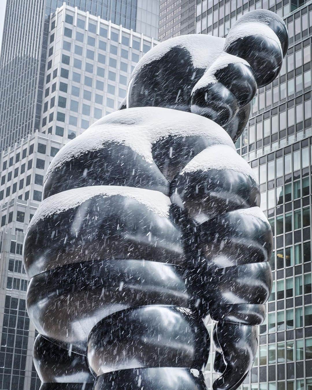 KAWSONEさんのインスタグラム写真 - (KAWSONEInstagram)「Stay warm today... #KAWS #WHATPARTY #SeagramBuilding #NewYork #NY #snow @skarstedtgallery #bronze @uapcompany  📷 by @mikebiondophoto」2月1日 23時55分 - kaws