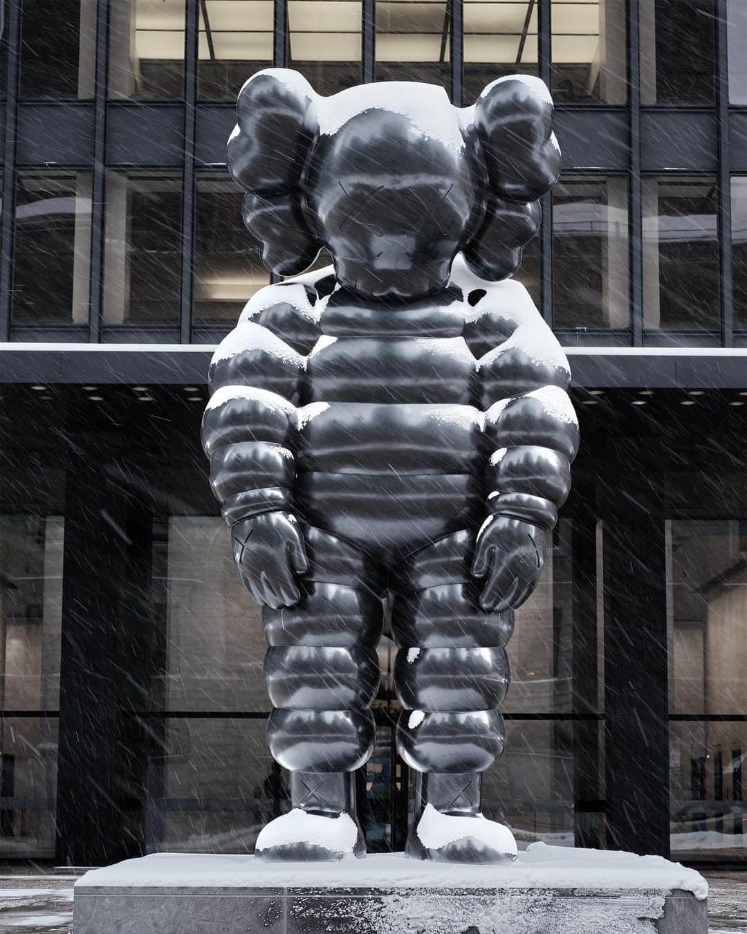 KAWSONEさんのインスタグラム写真 - (KAWSONEInstagram)「Stay warm today... #KAWS #WHATPARTY #SeagramBuilding #NewYork #NY #snow @skarstedtgallery #bronze @uapcompany  📷 by @mikebiondophoto」2月1日 23時55分 - kaws