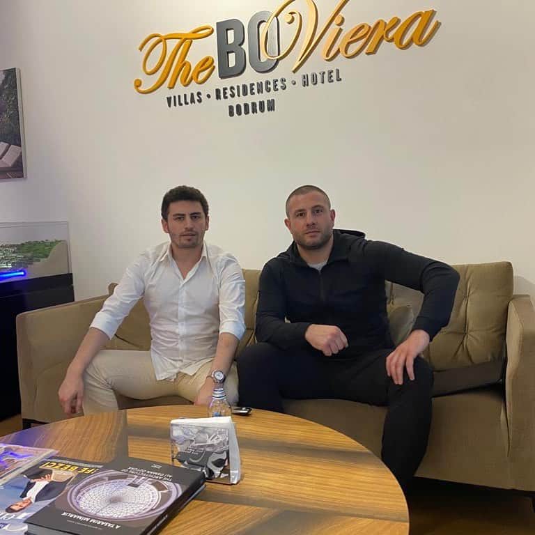 グーカン・サキのインスタグラム：「Hollanda'da yapacağımız ortak IT yatırımı hakkında çok verimli bir toplantı yaptık. 🥊👔 @efebezci @cerebrumtechnologies」