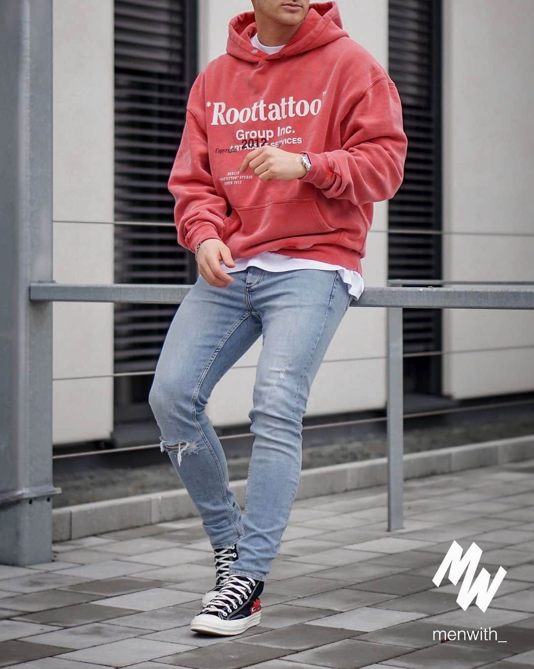 Men Withのインスタグラム：「Really cool photo of our dear friend @iamluca.z_ 👌🏽 #menwithstreetstyle」