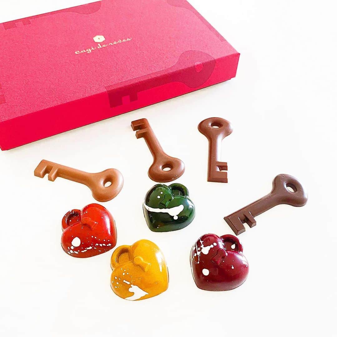 市川歩美のインスタグラム：「キャギ ド レーブ「Caramel cadenas キャラメルカディナ」が、おいしくてきれい❤️  カディナは、フランス語で南京錠のこと。  パリ・セーヌ川に架かる橋「ポンデザール」に二人の名前を書いた南京錠（カディナ）を金網に付けて鍵をかけ、その鍵を川に投げ込む「カディナ ダムール」がモチーフです。  鉤型ショコラは、カカオ分別（33～64％）の4種。  南京錠型ショコラは、オレンジ、ライム、パッション、カフェの４種。ぱり、っとお口ではじけて、やさしいお味のキャラメルショコラがとろり🥰  大阪のお店でも、オンラインでも買えます🔐❤️ http://shop.cagidereves.jp/shopdetail/000000000101/order/  #チョコレート #チョコレート大好き #チョコレート好き #ショコラ #チョコレート好きと繋がりたい #チョコレートケーキ #chocolate #カカオ #cacao #ilovechocolate  #chocolat #chocolatelovers #キャギドレーブ #バレンタインチョコレート　#バレンタイン #キャラメルカディナ」