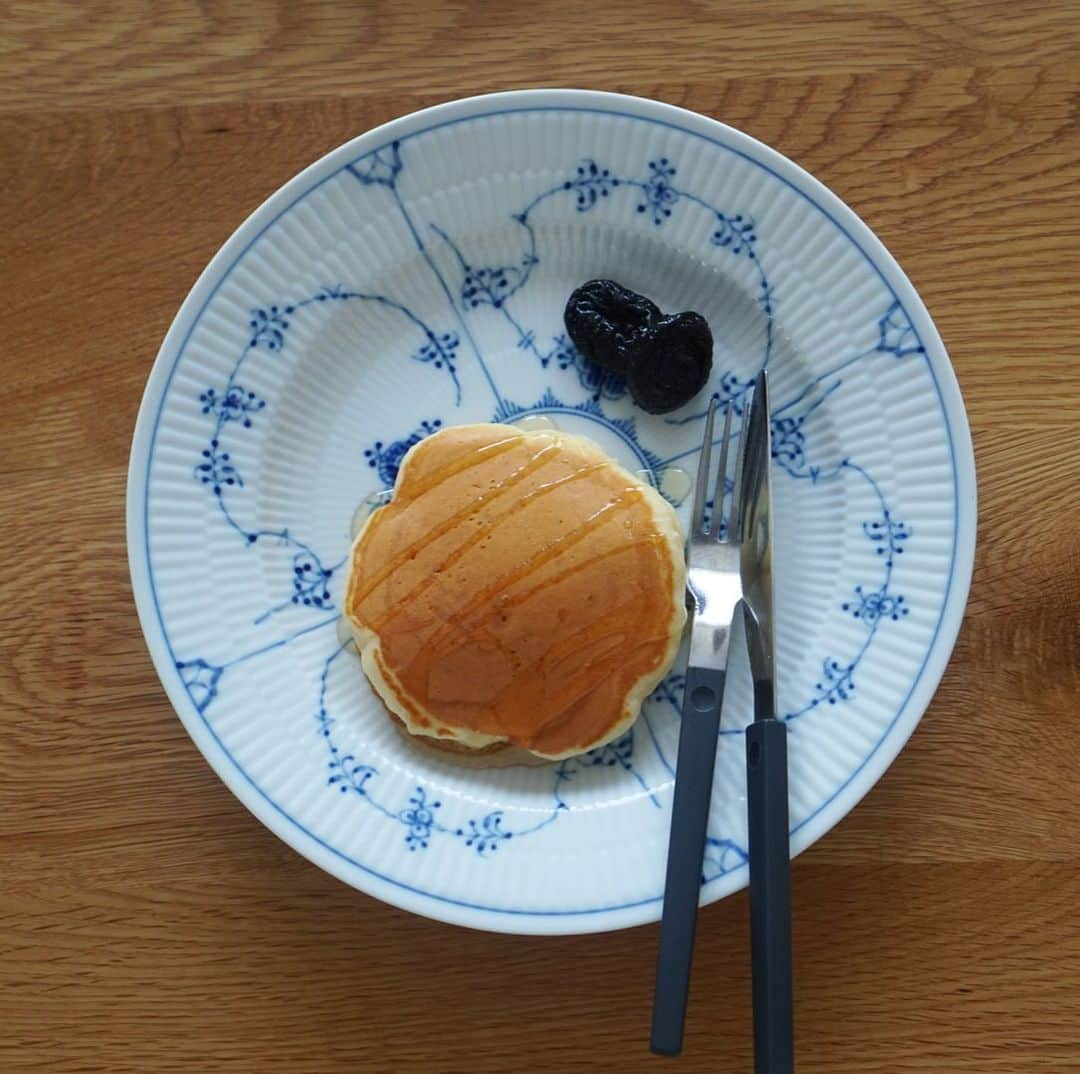 岩上陽子のインスタグラム：「たまに食べたいと言われてパンケーキ🥞 ヨーグルトでふわふわ裏技。 バナナインで自然甘味堪能。  #パンケーキ #あさごはん   #小学生女子#スイーツ女子#いちねんせい#小学一年生女子#７歳女の子 #7歳女の子 #アラフォーママ#小学生ママ #mamalife#mamalife#ママライフ#育児中#子育てママ#くらし#暮らし#子育て#おうちごはん#なにつくろうかなこ#お家ごはん#アラフォー#パンケーキ作り#パンケーキ部#パンケーキレシピ#パンケーキ食べたい#ぱんけーき#🥞」