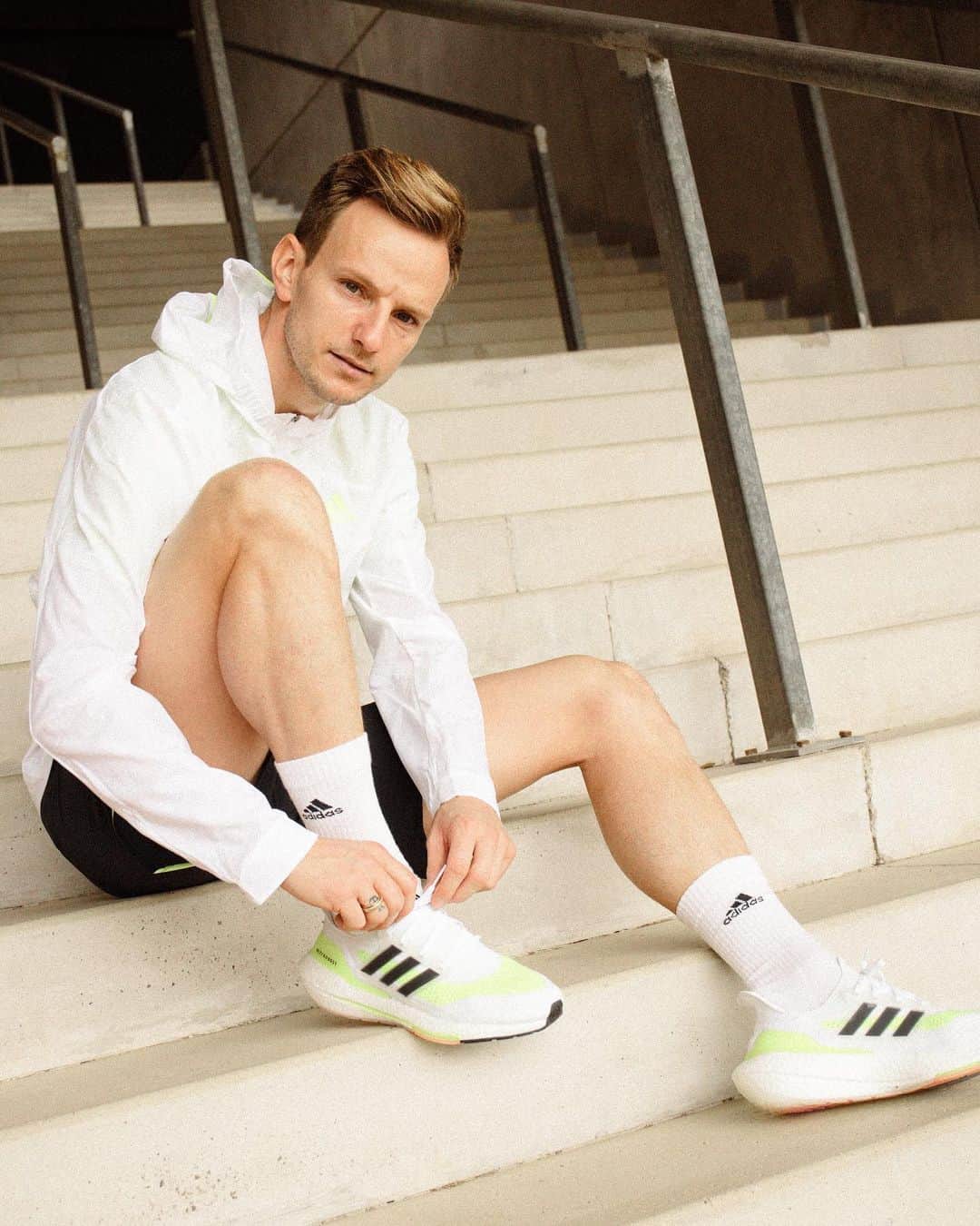イヴァン・ラキティッチのインスタグラム：「WELCOME TO LIFE ON HI ENERGY! OBSESIONADO CON LA NUEVA #ULTRABOOST 21 – GRACIAS @ADIDAS_ES @ADIDASRUNNING POR LO ÚLTIMO EN RETORNO DE ENERGÍA! ⚡️ #CREADOCONADIDAS #ULTRABOOST 21 #RAKITIC」
