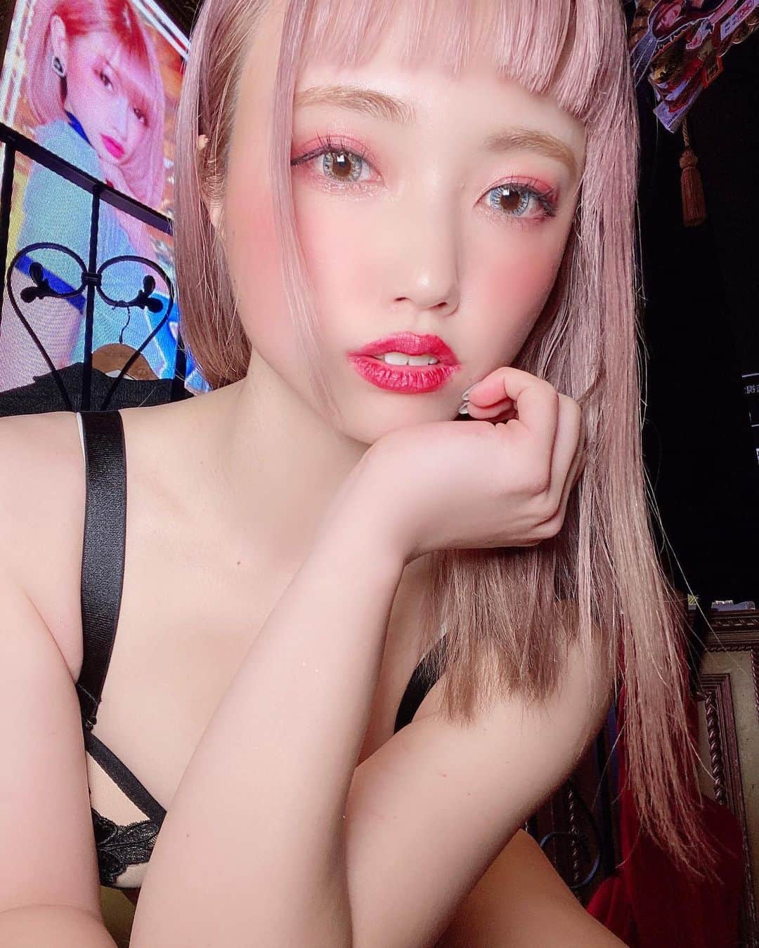 yokoのインスタグラム：「. 2月START💜 今月は28まででとっても短くて 色んなイベントあるので 私にとっても成長の月にしたいです☺️🌈 . . . . . . . . . . . . . . . . #エンタメ活動を止めない #アジア一のエンターテインメント #burlesque#burlesque lesquetokyo#バーレスク東京#ダンサー#透明少女#model#hairmake#makeup#love#ootd#fashion#instagood#instalike#instafashion#tokyo#white #오오티디‭#셀카#메이크업#머리스타그램 #お洒落さんと繋がりたい#カメラ好きな人と繋がりたい#モデル#東京」
