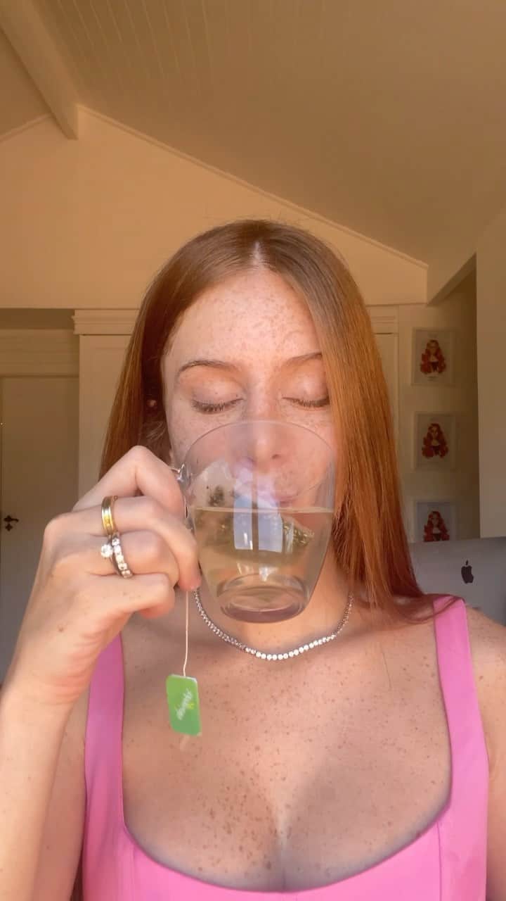 マリ・マリアのインスタグラム：「Pra começar o dia com disposição nada melhor que o meu @desincha 💚Além de único e delicioso já faz parte da minha vida! E pra melhorar é sem glúten, sem lactose e zero calorias! #publi」