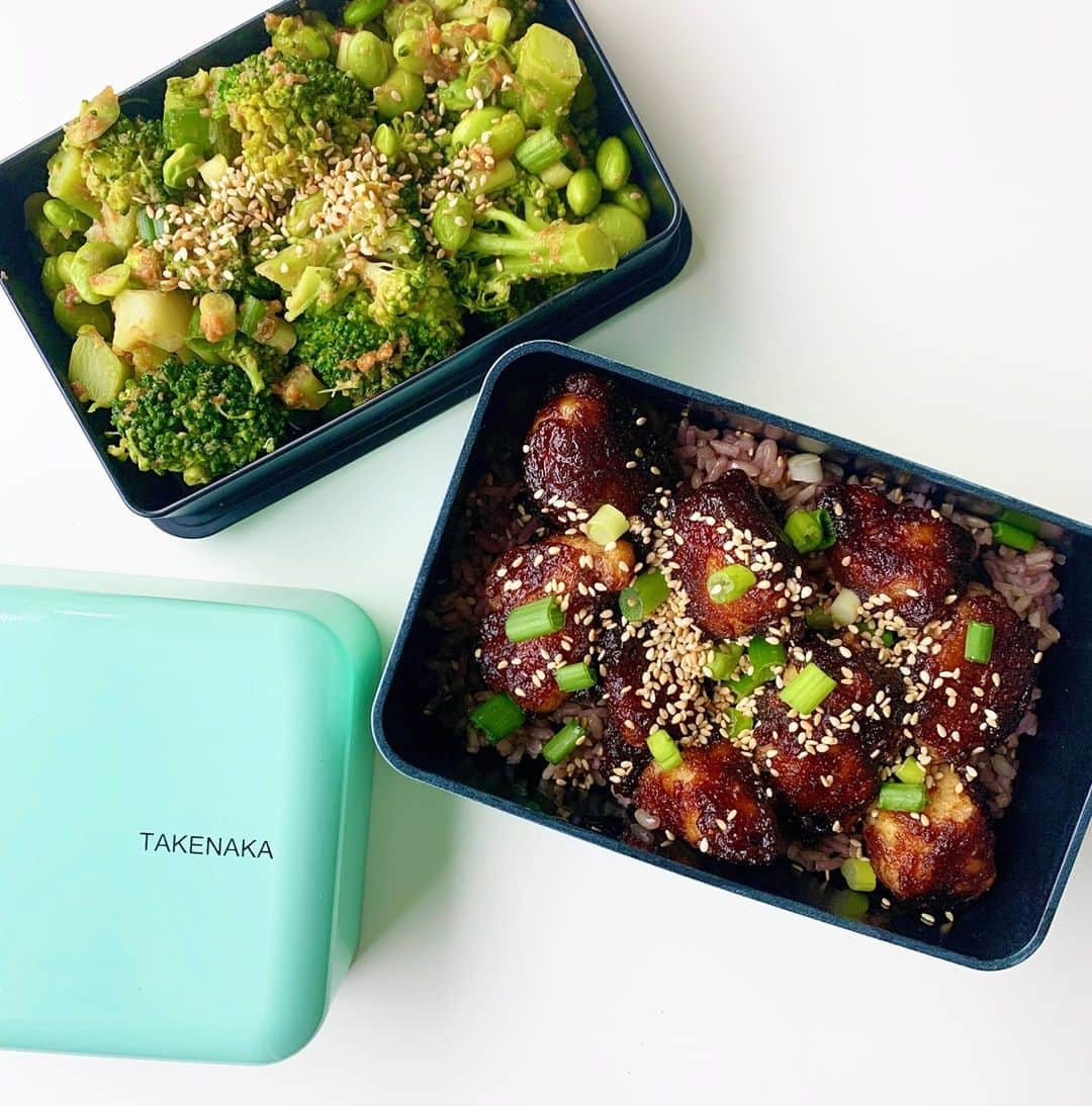 TAKENAKA BENTO BOXのインスタグラム：「Broccoli Edamame Salad w/ Peanut Sauce + General Tso's Tofu Nuggets by the talented @feliciasfabfoodz 🤩⁠ ⁠ ⁠Check out the recipe in our INTO THE BOX blog! ⁠ Link in bio💚」