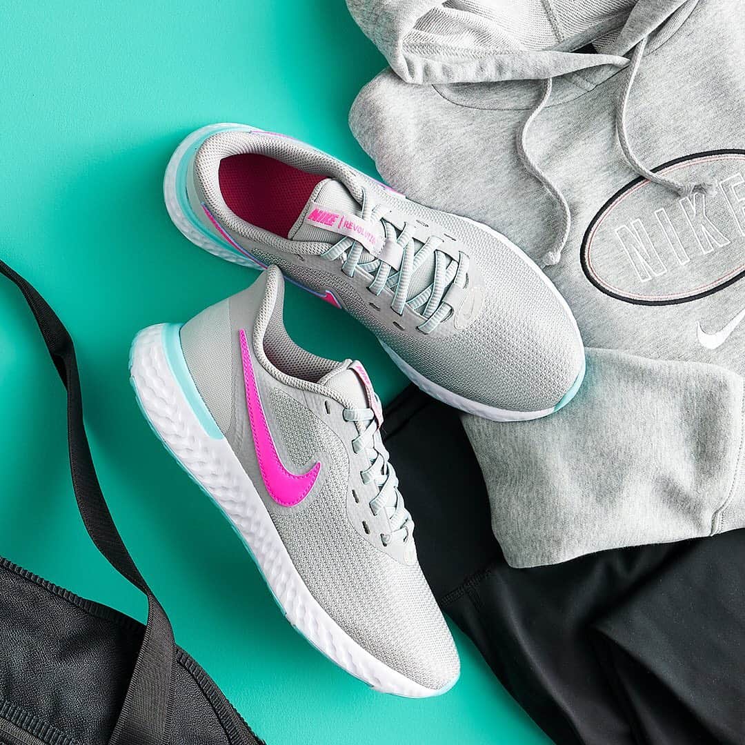 ロック&リパブリックのインスタグラム：「Get yourself a sneaker that can do it all. 👟 Tap to shop. #mondaymotivation #Kohls」