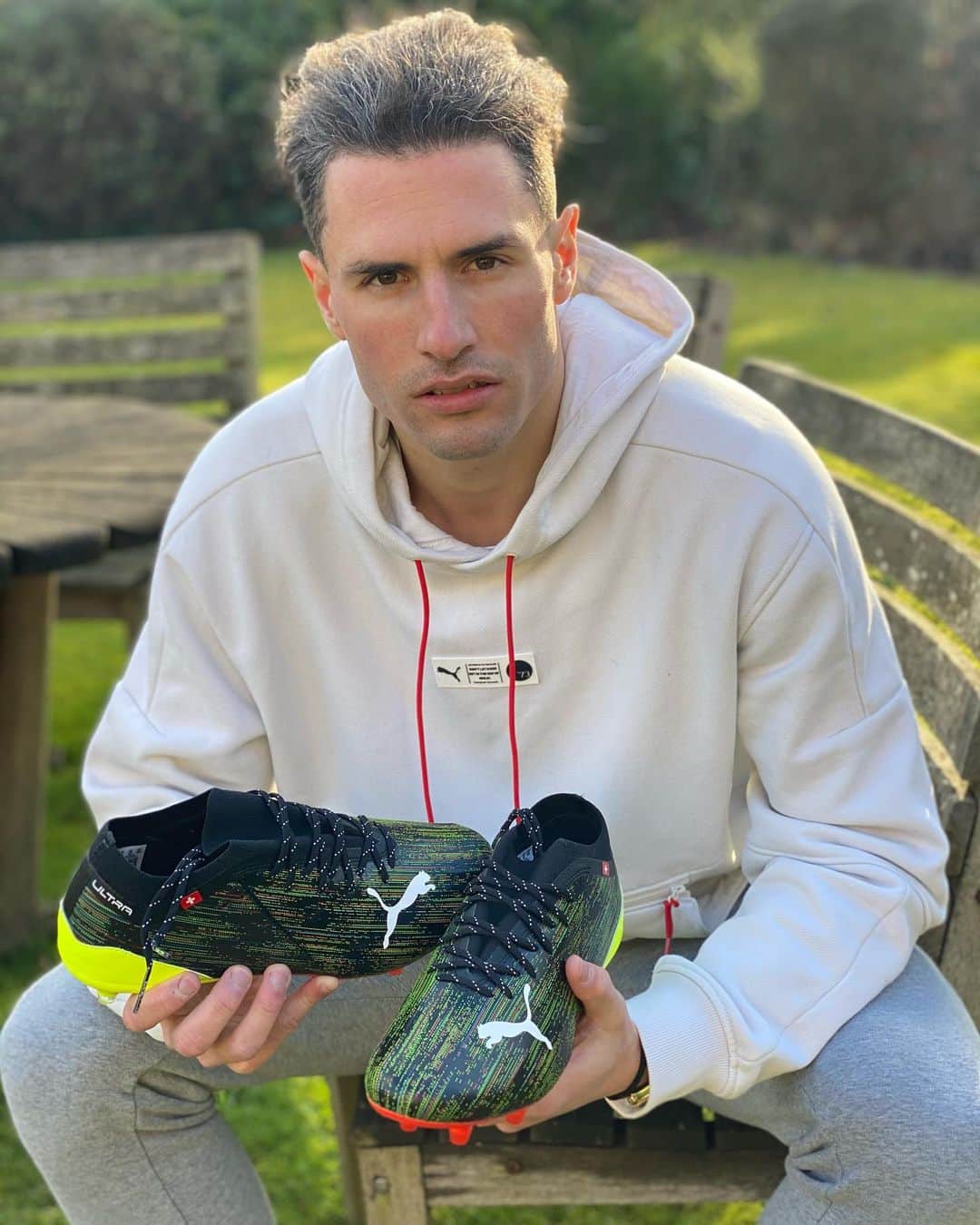 ファビアン・シェアのインスタグラム：「Can‘t be GAME ON without the ULTRA 💨💨💨 #pumaultra @pumafootball」