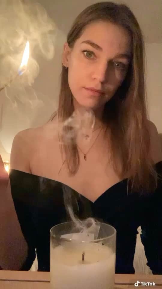 サマンサ・グラドヴィルのインスタグラム：「Why say ‘witch’ like it’s a bad thing? 😏 #witchywoman #tiktoks」