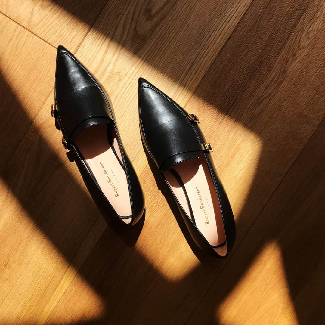 ルパートサンダーソンのインスタグラム：「Last chance... Our #AW20 Sale ends soon 💫 #Sale #LastChance #ShoeLove #RupertSanderson」