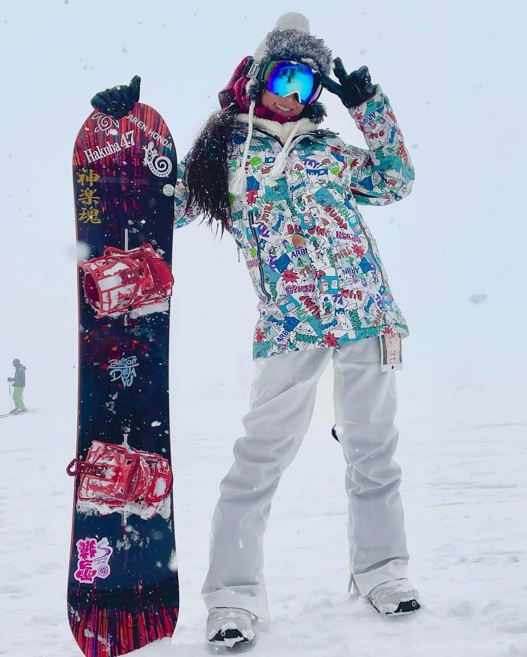 杏さゆりさんのインスタグラム写真 - (杏さゆりInstagram)「スノボスタイル❤️新しいパンツに新しい帽子新しいインナー❤️ オールホワイトスタイルになりたくて🥰 . 次は真っ白に差し色があるような上のウエアゲットしたいな🥰🥰🥰 . ゴーグルとブーツも新調したい❤️ . オールホワイトと言いつつ、今欲しいブーツは真っ赤😂 . 板にもステッカー貼ってみたょ✨ . 自撮りしてるところを友達に隠し撮りされてた😂😂😂 . #スノボ　#スノーボード　#スノボー女子  #スノーボードウェア  #ウエアコーデ #snowboard #snowboarding  #snowboardgirl #fashion  #オールホワイト #杏さゆり　#SayuriAnzu」2月2日 0時19分 - anzu_sayuri_official
