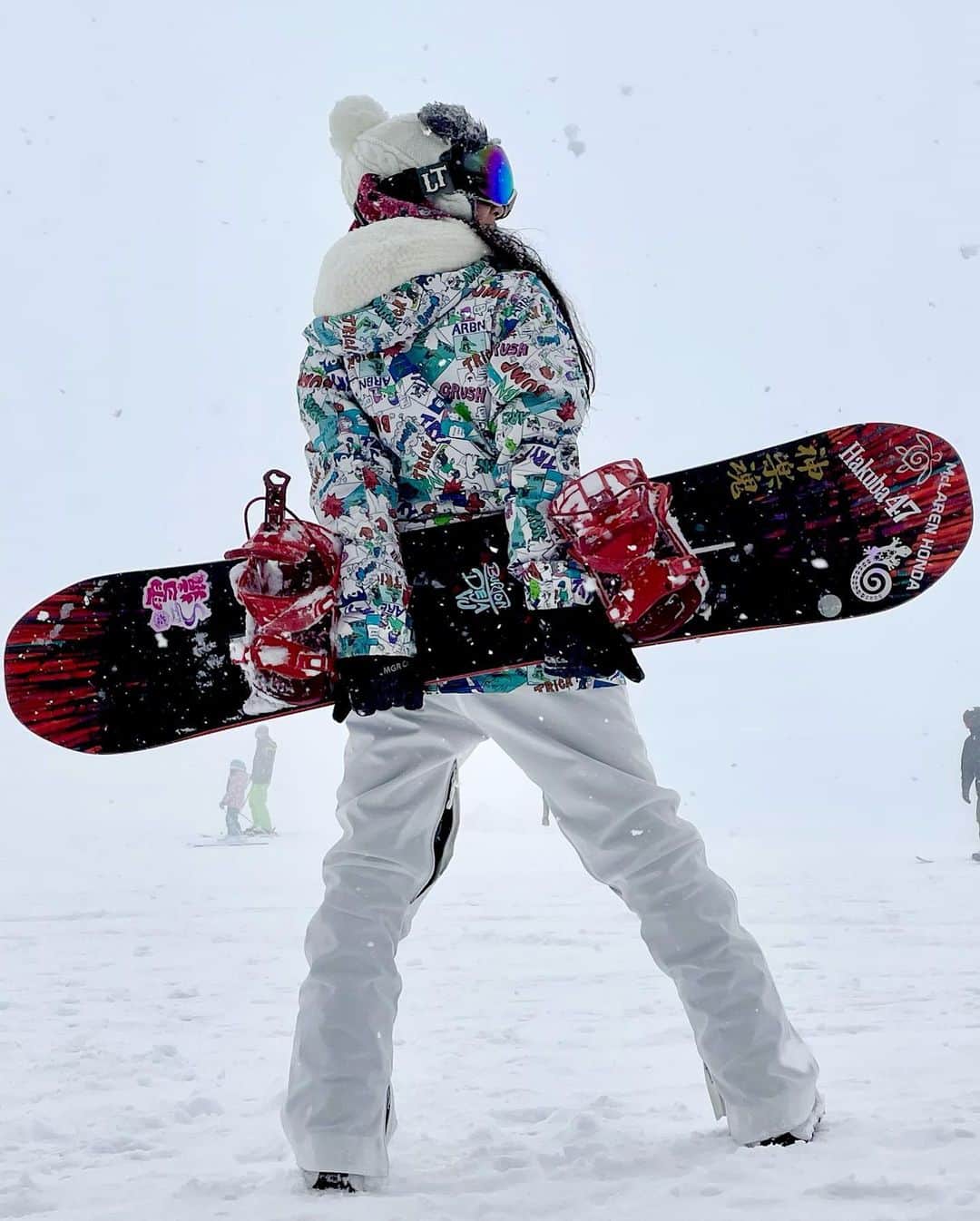 杏さゆりさんのインスタグラム写真 - (杏さゆりInstagram)「スノボスタイル❤️新しいパンツに新しい帽子新しいインナー❤️ オールホワイトスタイルになりたくて🥰 . 次は真っ白に差し色があるような上のウエアゲットしたいな🥰🥰🥰 . ゴーグルとブーツも新調したい❤️ . オールホワイトと言いつつ、今欲しいブーツは真っ赤😂 . 板にもステッカー貼ってみたょ✨ . 自撮りしてるところを友達に隠し撮りされてた😂😂😂 . #スノボ　#スノーボード　#スノボー女子  #スノーボードウェア  #ウエアコーデ #snowboard #snowboarding  #snowboardgirl #fashion  #オールホワイト #杏さゆり　#SayuriAnzu」2月2日 0時19分 - anzu_sayuri_official