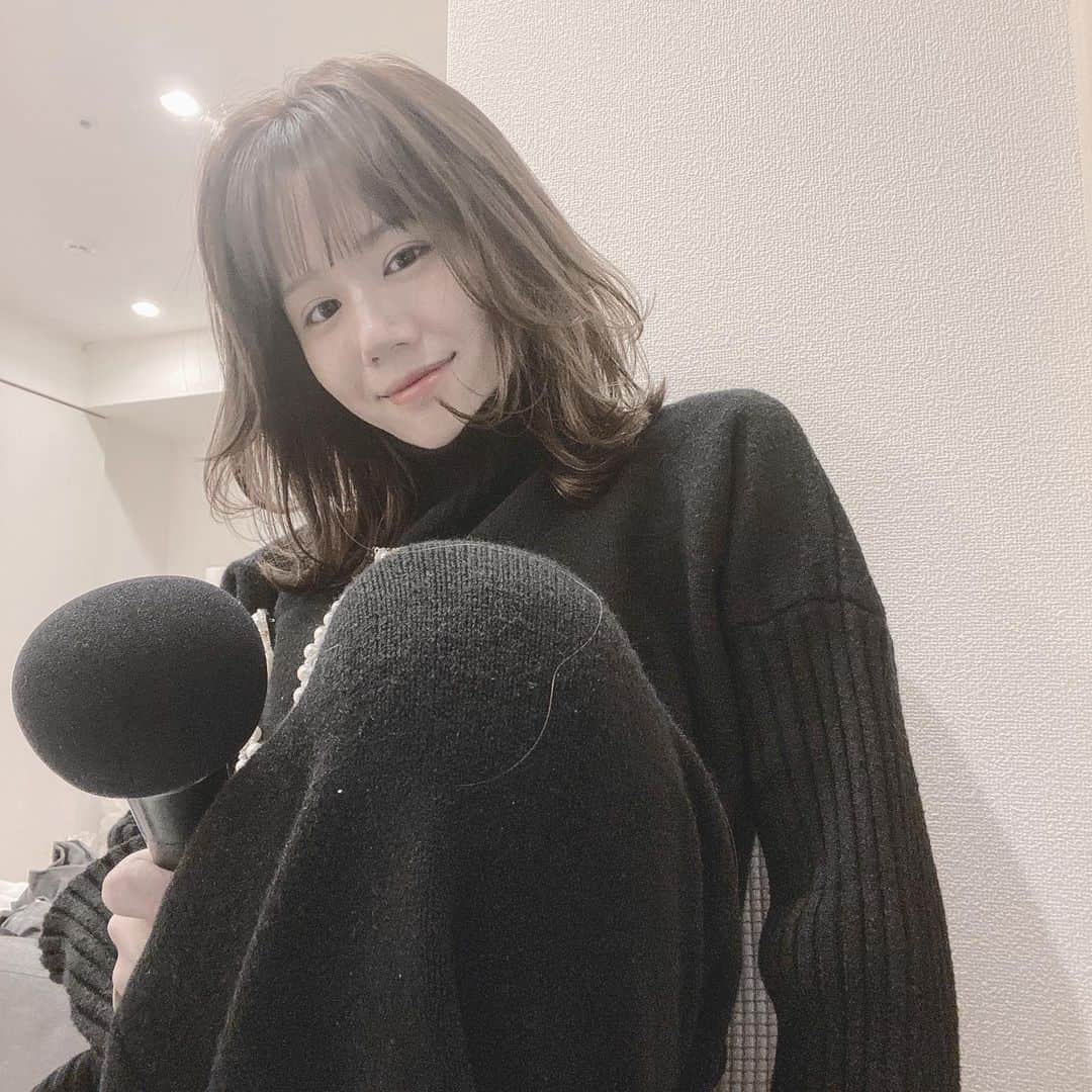 原望奈美さんのインスタグラム写真 - (原望奈美Instagram)「日頃からサングラスつけてたいくらい光に弱いんだけど、なんか目に原因でもあるのかなー？  家で毎日歌って歌って歌っておうち時間もたのしんでます♡  #おうち時間 #ブラック #ブラックコーデ  #歌ってます #作詞 #マイクはいい感じのカバーつけてる #fashion #artist」2月2日 0時17分 - vo_nozomi