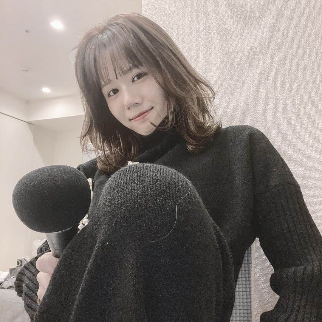 原望奈美さんのインスタグラム写真 - (原望奈美Instagram)「日頃からサングラスつけてたいくらい光に弱いんだけど、なんか目に原因でもあるのかなー？  家で毎日歌って歌って歌っておうち時間もたのしんでます♡  #おうち時間 #ブラック #ブラックコーデ  #歌ってます #作詞 #マイクはいい感じのカバーつけてる #fashion #artist」2月2日 0時17分 - vo_nozomi