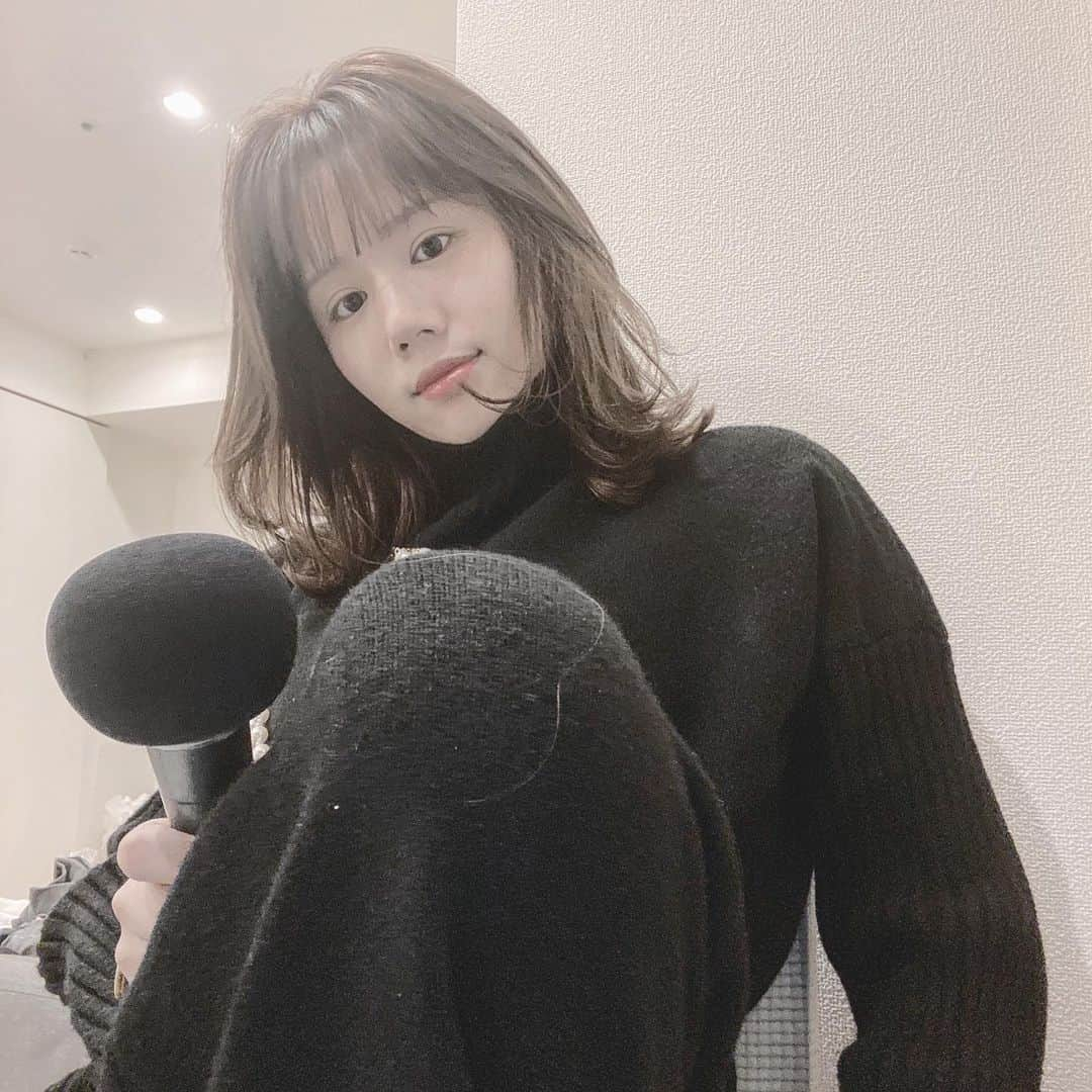 原望奈美さんのインスタグラム写真 - (原望奈美Instagram)「日頃からサングラスつけてたいくらい光に弱いんだけど、なんか目に原因でもあるのかなー？  家で毎日歌って歌って歌っておうち時間もたのしんでます♡  #おうち時間 #ブラック #ブラックコーデ  #歌ってます #作詞 #マイクはいい感じのカバーつけてる #fashion #artist」2月2日 0時17分 - vo_nozomi