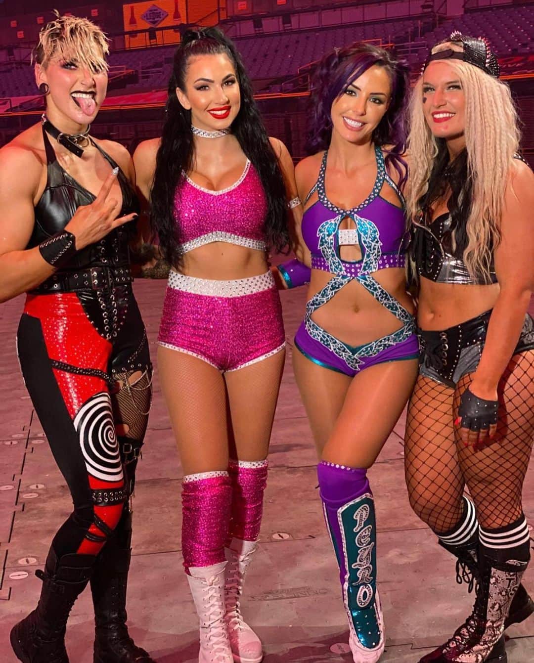 トニー・ストームのインスタグラム：「🇦🇺🇦🇺🇦🇺🇦🇺  @peytonroycewwe @billiekaywwe @rhearipley_wwe」