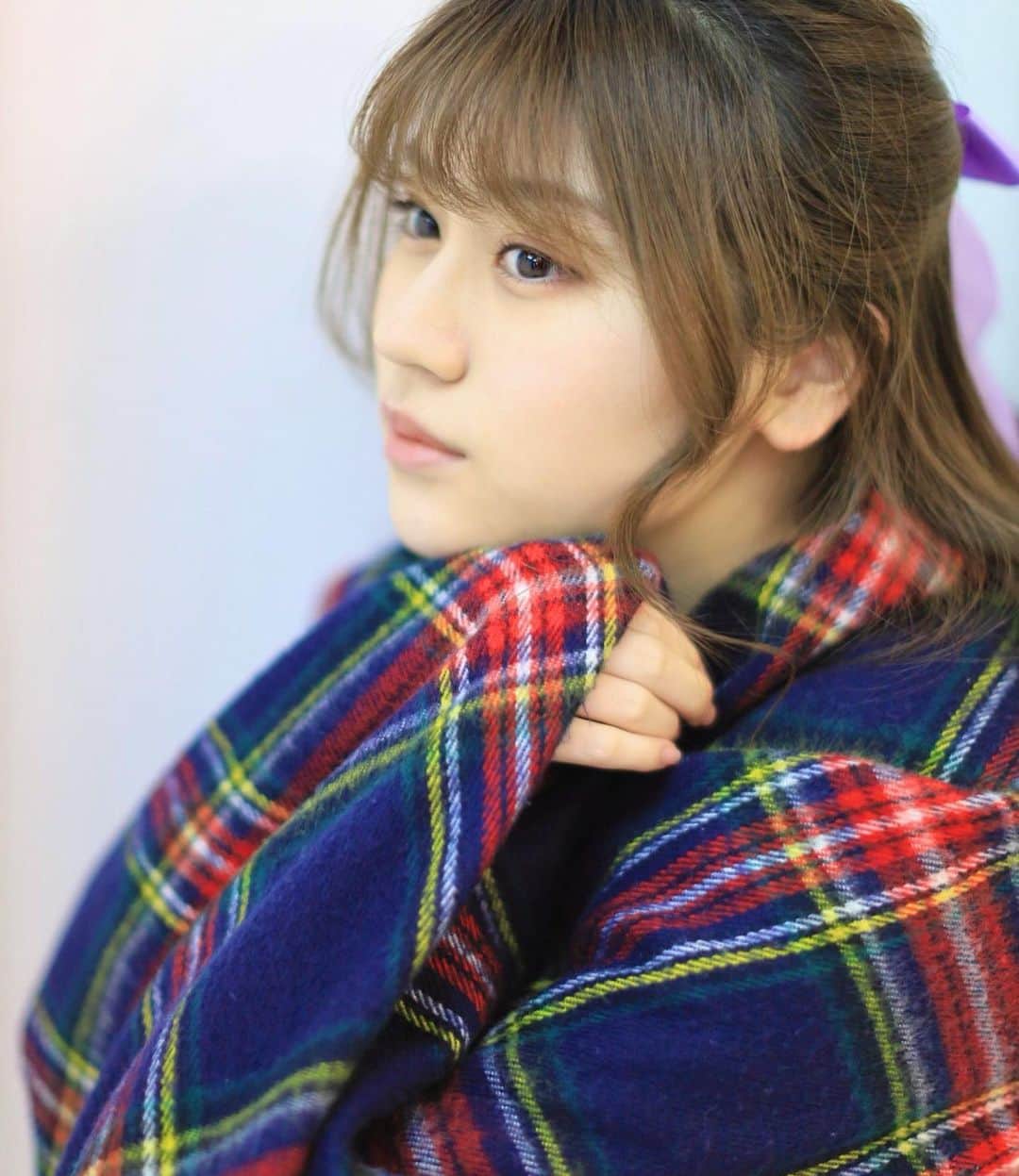 二木蒼生さんのインスタグラム写真 - (二木蒼生Instagram)「#ぬくぬく * このストールめちゃくちゃ暖かいんです🐏 高校生の時に、登下校だけじゃなくて 授業中も膝掛けで大活躍してた😎 * #二木蒼生撮影会 #撮影会 #ポートレート #撮影 #モデル #カメラ #ナイトウェア #おやすみ #ストール  #マフラー #ハーフアップ #パジャマ #ルームウェア　#写真好きな人と繋がりたい #撮影好きな人と繋がりたい #photography #photo #portrait #model #roomwear #pajamas #二木蒼生 #NikiAoi #二木苍生#NikiAoi_JAPAN」2月2日 0時23分 - aomushi_kune2