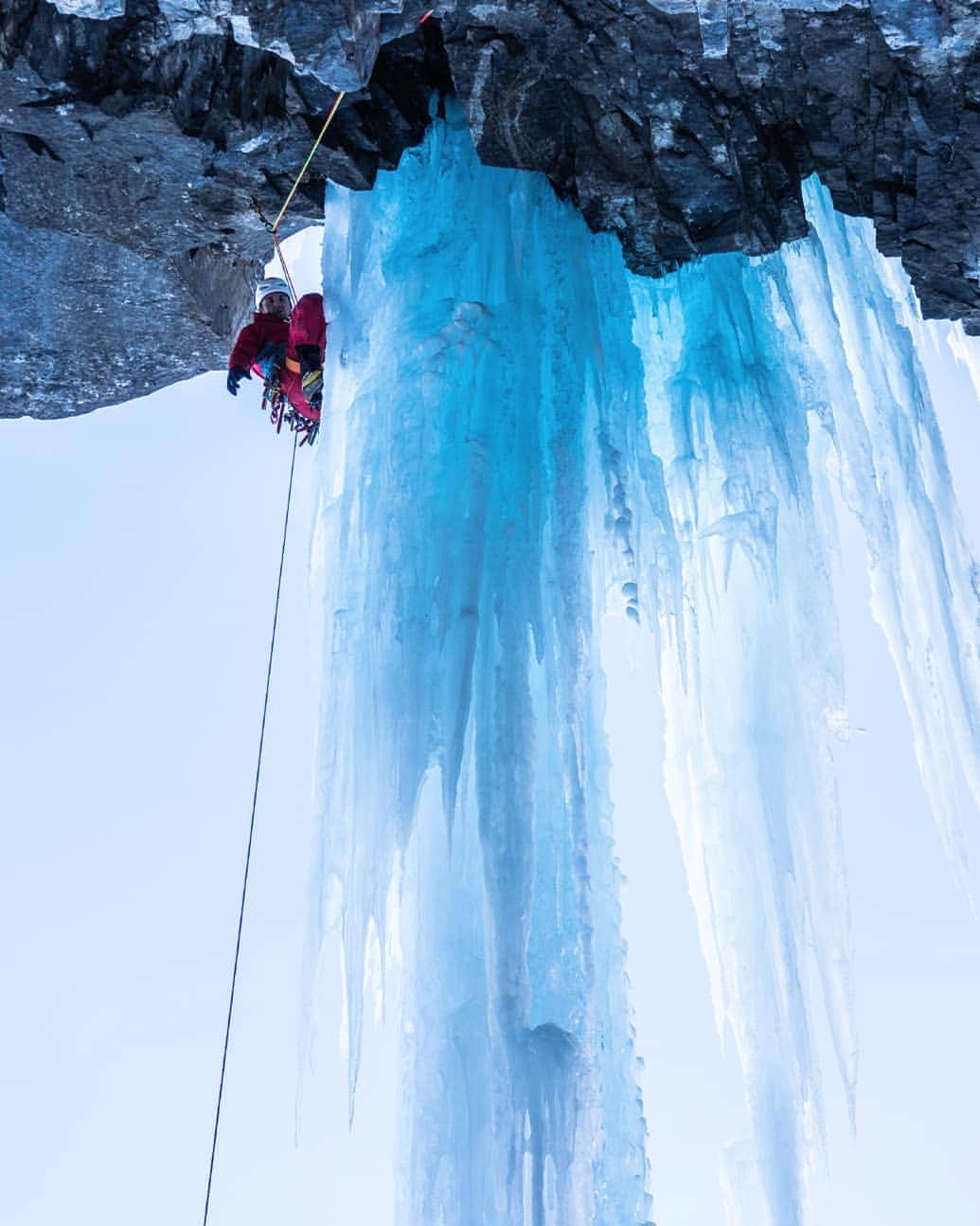 ミレーのインスタグラム：「@auvarothomas (@gmhm.chamonix) and @dam_tomasi (@compagniedesguidesdechamonix) having some iced fun in Mach 3 (WI 6, M9) in Kandersteg  📷 @dam_tomasi   #MilletRiseUp」