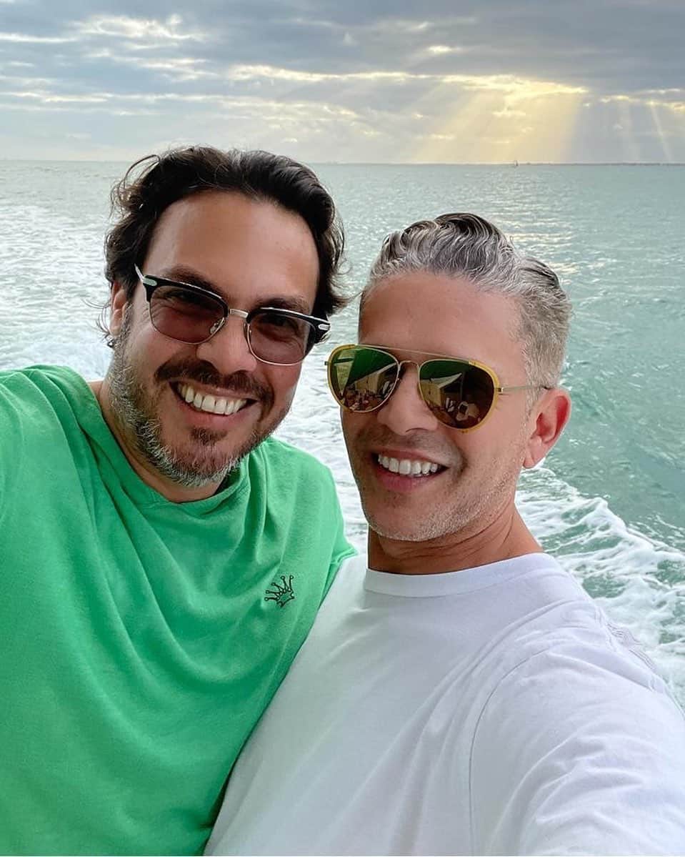 のインスタグラム：「Espero que pasen una feliz semana!!! Hoy comienza Febrero, el mes del amor y la amistad, del cumpleaños de @ernestomathies y del primer aniversario luctuoso de mi mamá, que Dios la tenga en su Gloria!!! La vida continúa y Dios siempre está ahí!!! Los quiero!!! #rodnerfigueroa #ernestomathies #february #febrero」